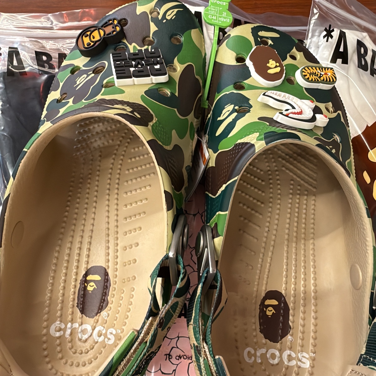 Crocs x BAPE Classic Clog Chai 착용 스타일