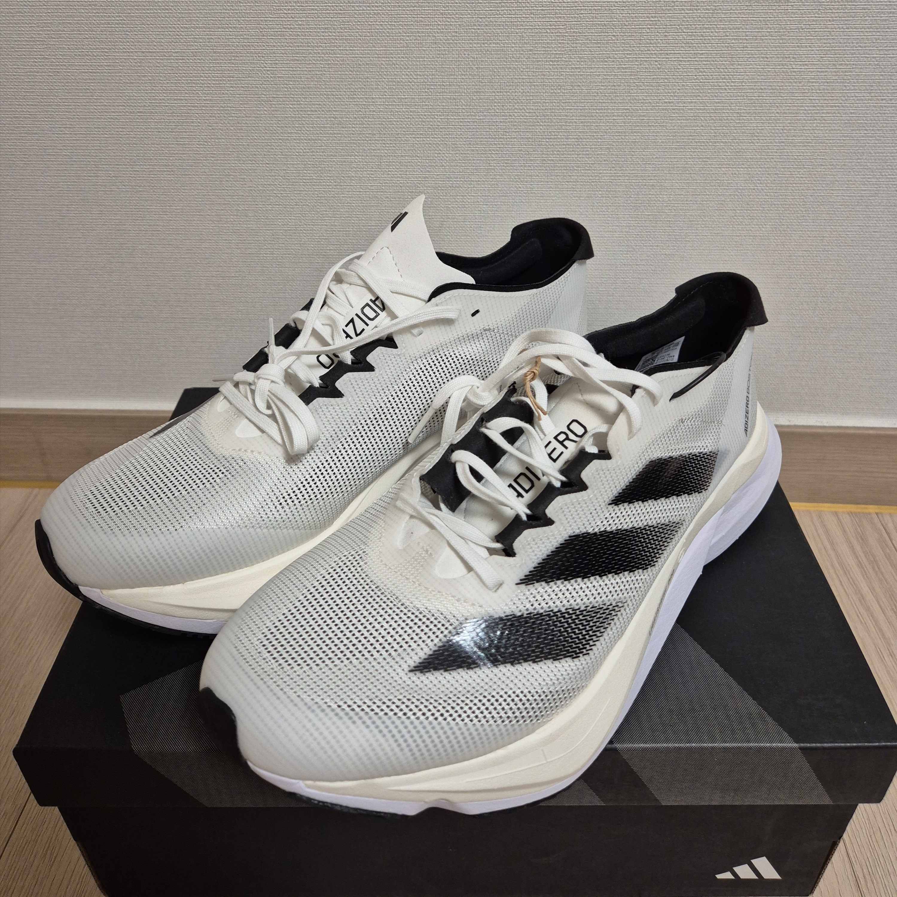 Adidas Adizero Boston 12 Cloud White Core Black Night Metallic 착용 스타일