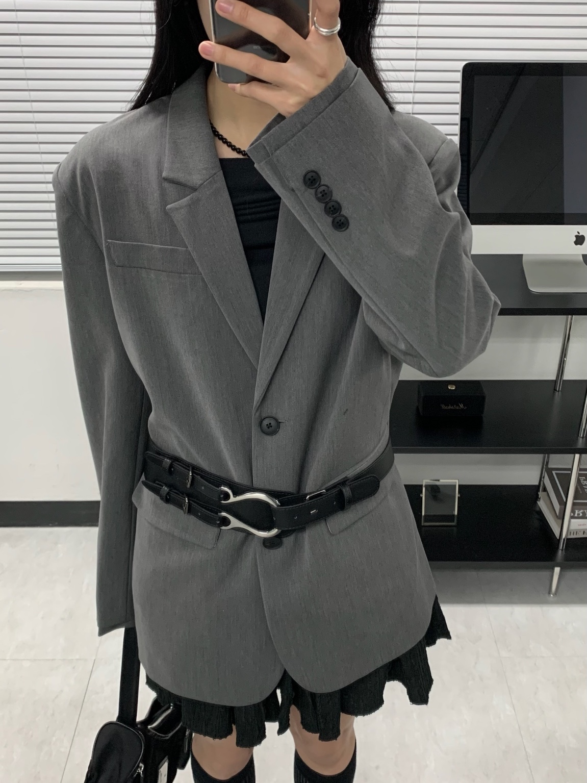 Matin Kim Madeleine Round Bag Black 착용 스타일 - 3