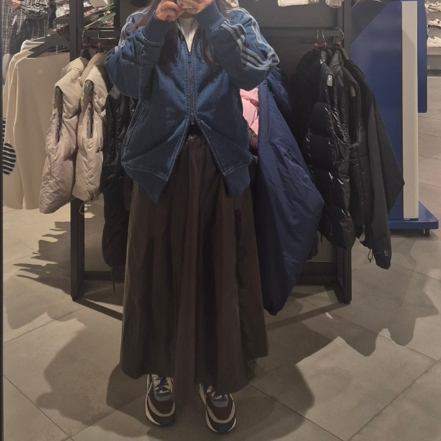 Adidas Adicolor Denim Firebird Track Top Medium Blue Denim - KR Sizing, Nike x Sacai x Undercover LDWaffle Night Maroon Team Royal 착용 스타일 - 2