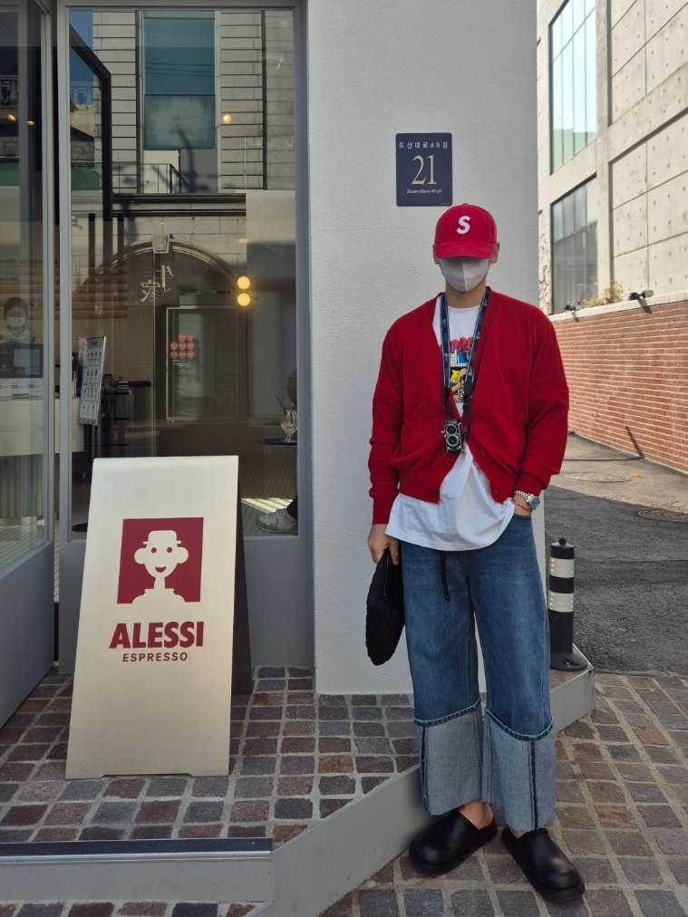 Supreme Bedroom T-Shirt White - 25SS, Supreme Corduroy S Logo 6-Panel Bright Red - 24FW 착용 스타일 - 4
