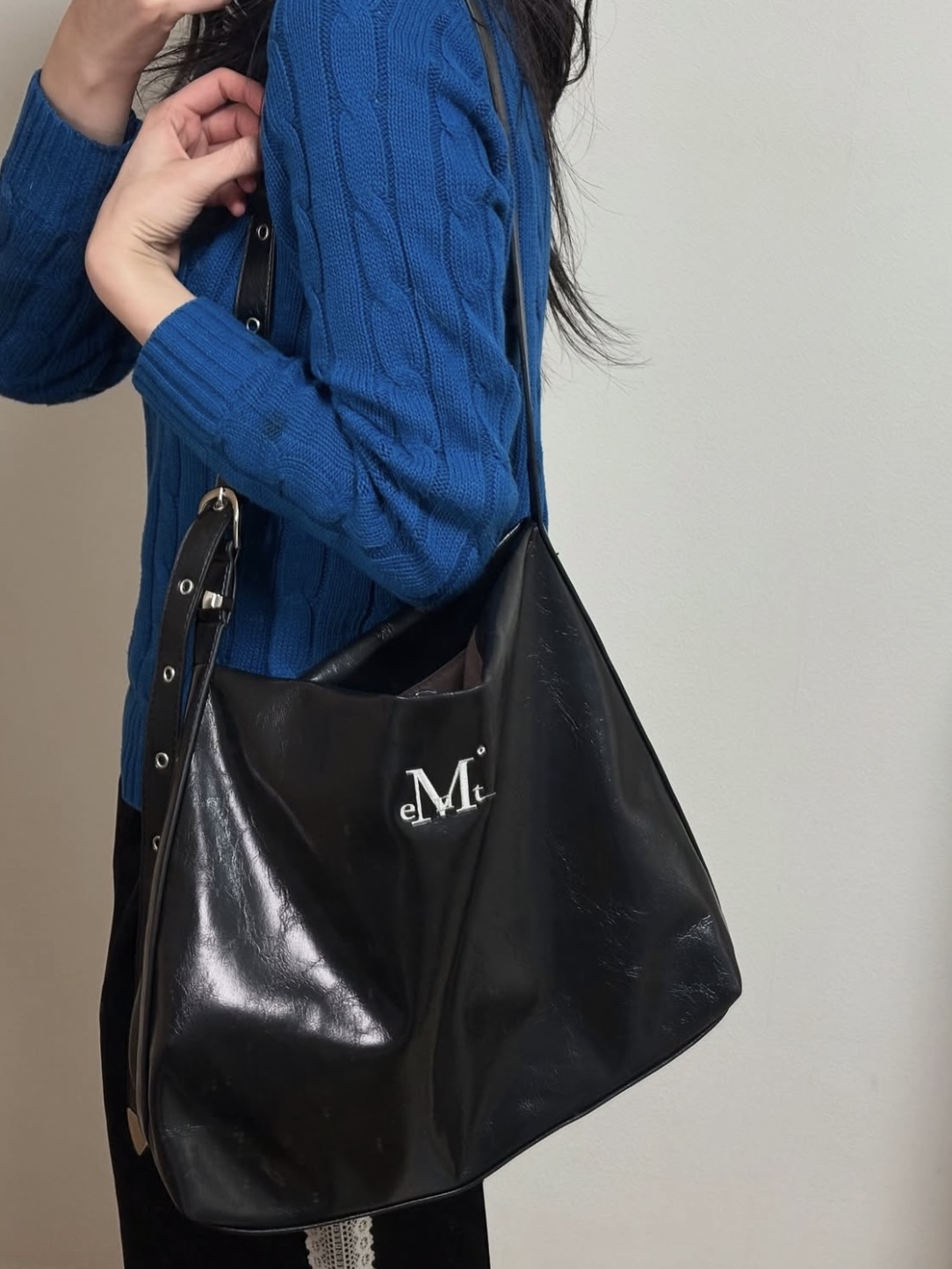MUCENT Western Leather Shoulder Bag Black 착용 스타일
