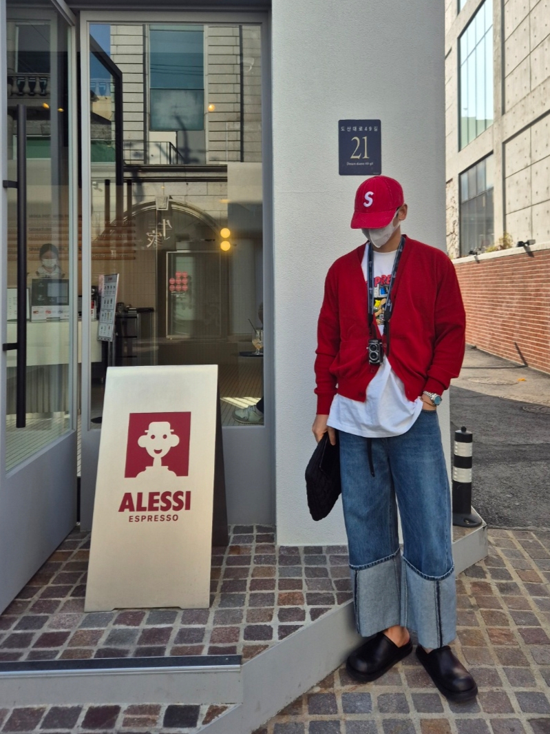 Supreme Bedroom T-Shirt White - 25SS, Supreme Corduroy S Logo 6-Panel Bright Red - 24FW 착용 스타일 - 2