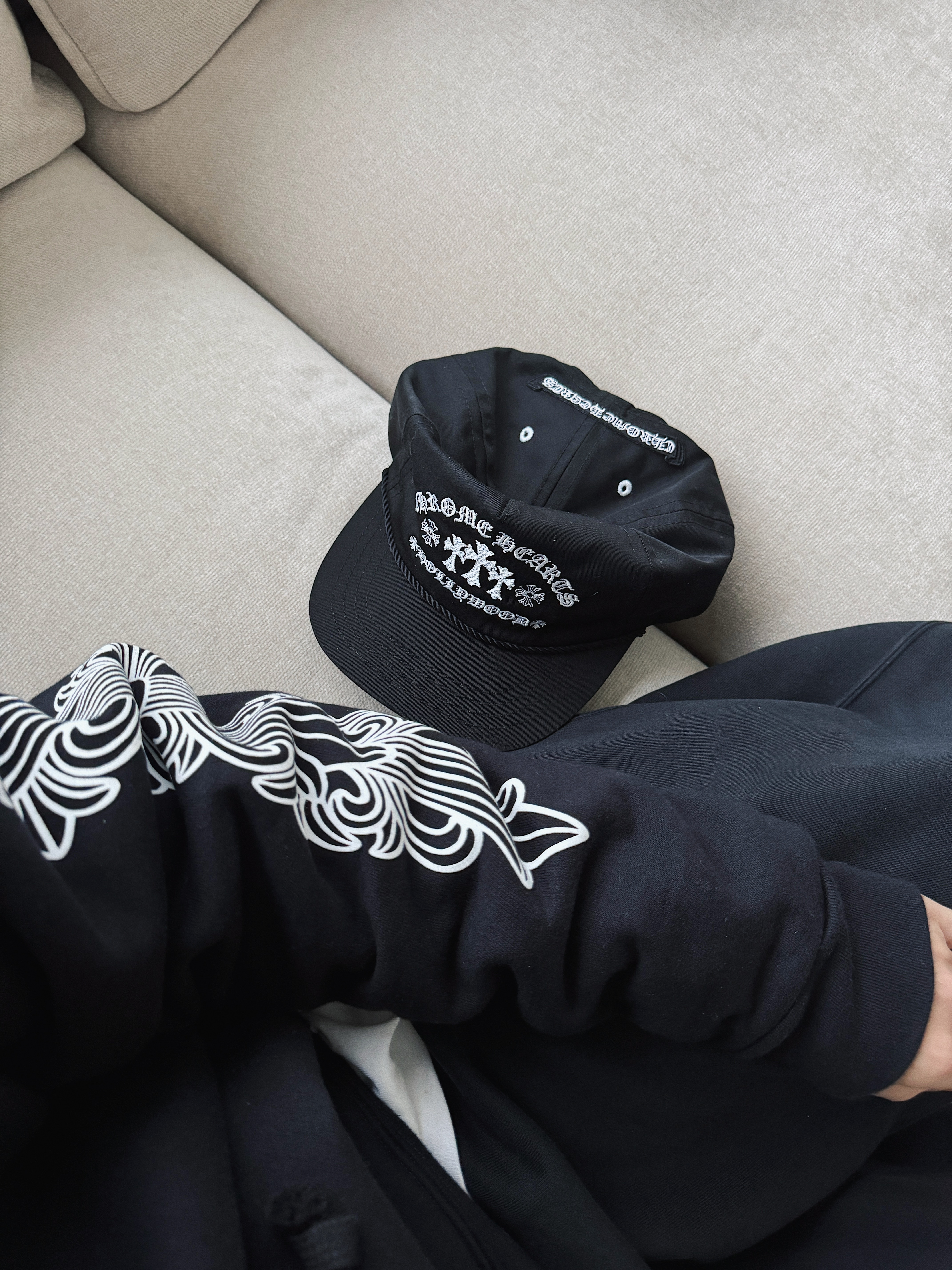 Chrome Hearts Horseshoe Floral Fleece Zip-Up Hoodie Black, Chrome Hearts Horseshoe Floral Heavyweight Zip-Up Hoodie Black 착용 스타일 - 2