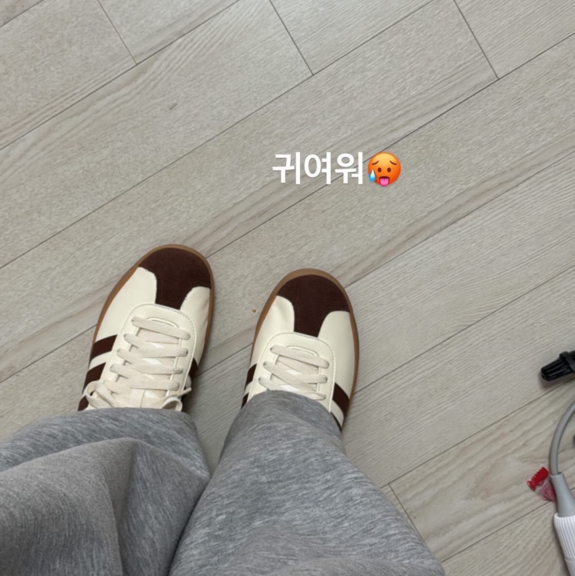 Adidas VL Court 2.0 Cream Brown 착용 스타일