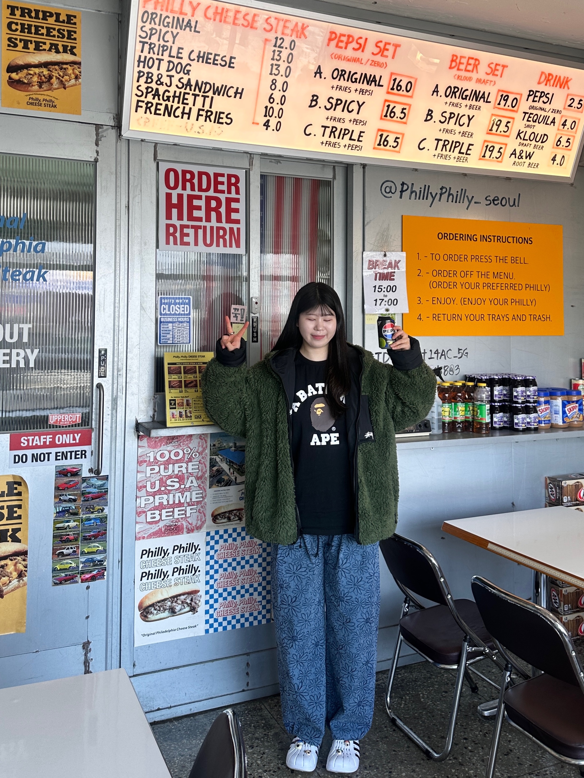 Stussy Sherpa Jacket Olive, BAPE College L/S T-Shirt Black 착용 스타일 - 1