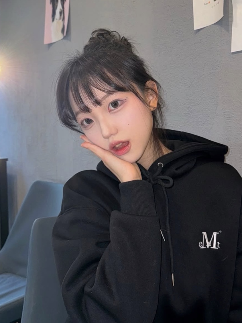 MUCENT Signature Basic Logo Hood T Black 착용 스타일 - 1