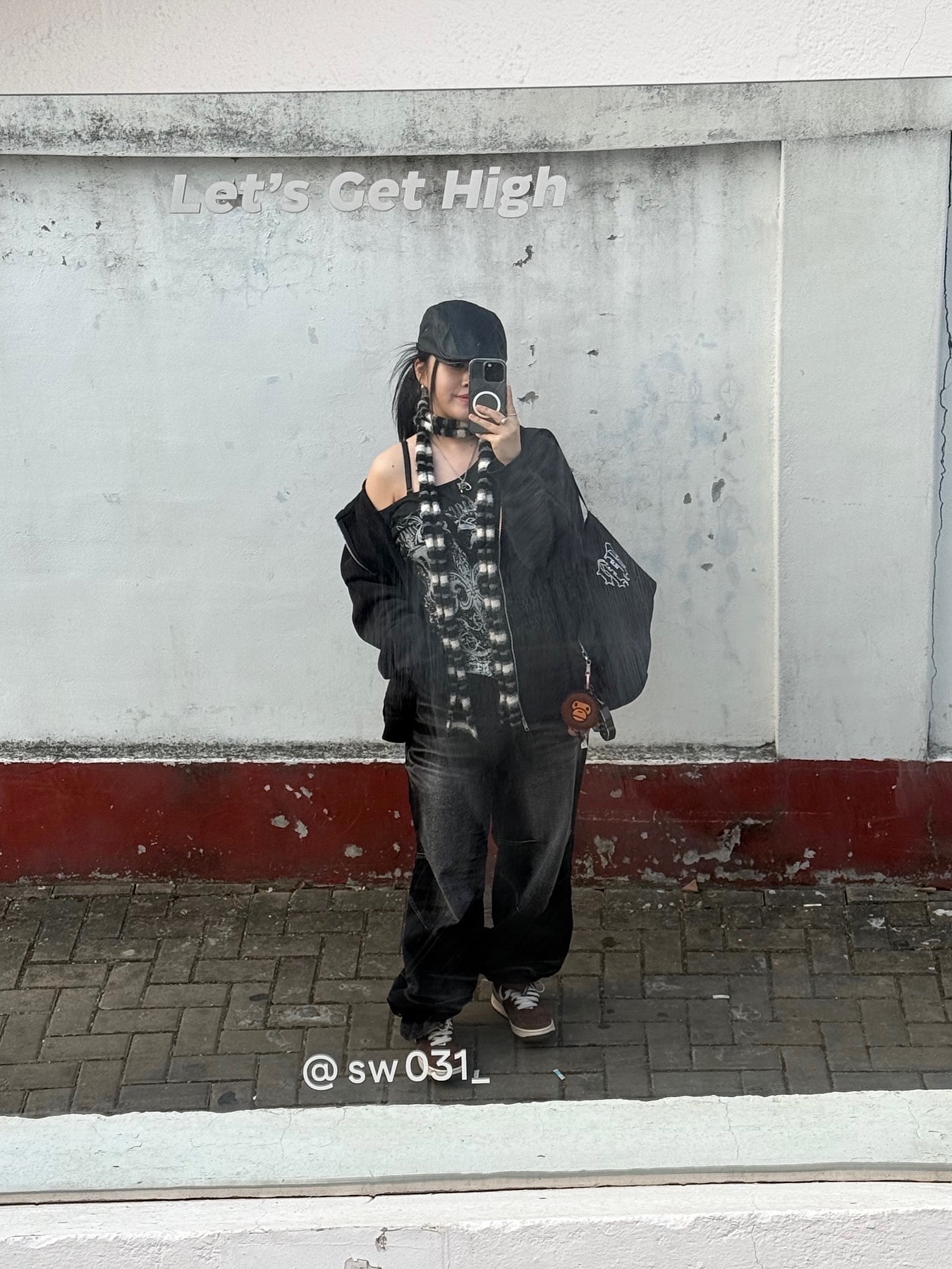 BLR Embossed Wave Washing Wide Denim Pants Black 착용 스타일 - 6