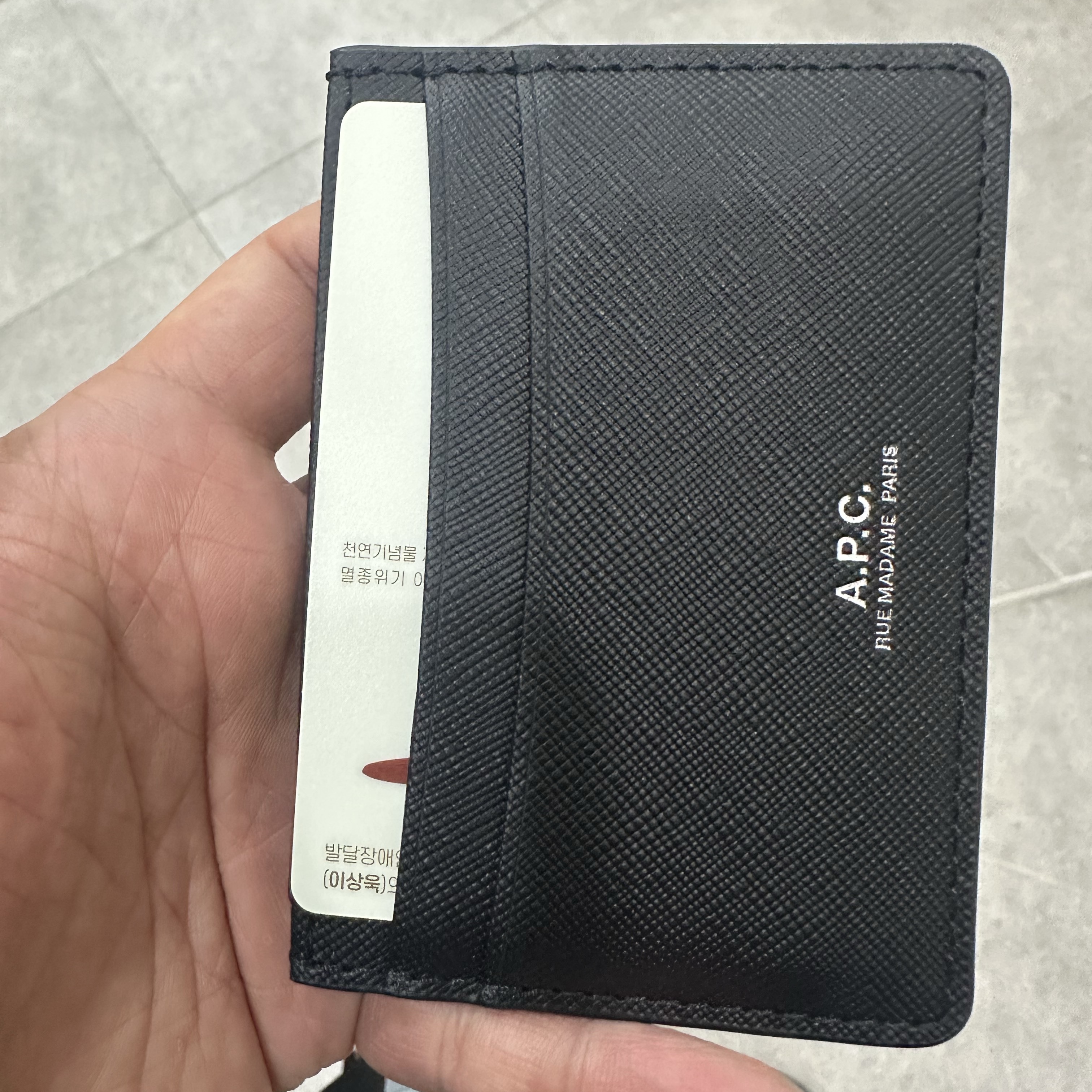 A.P.C. Andre Card Holder Black 착용 스타일 - 1
