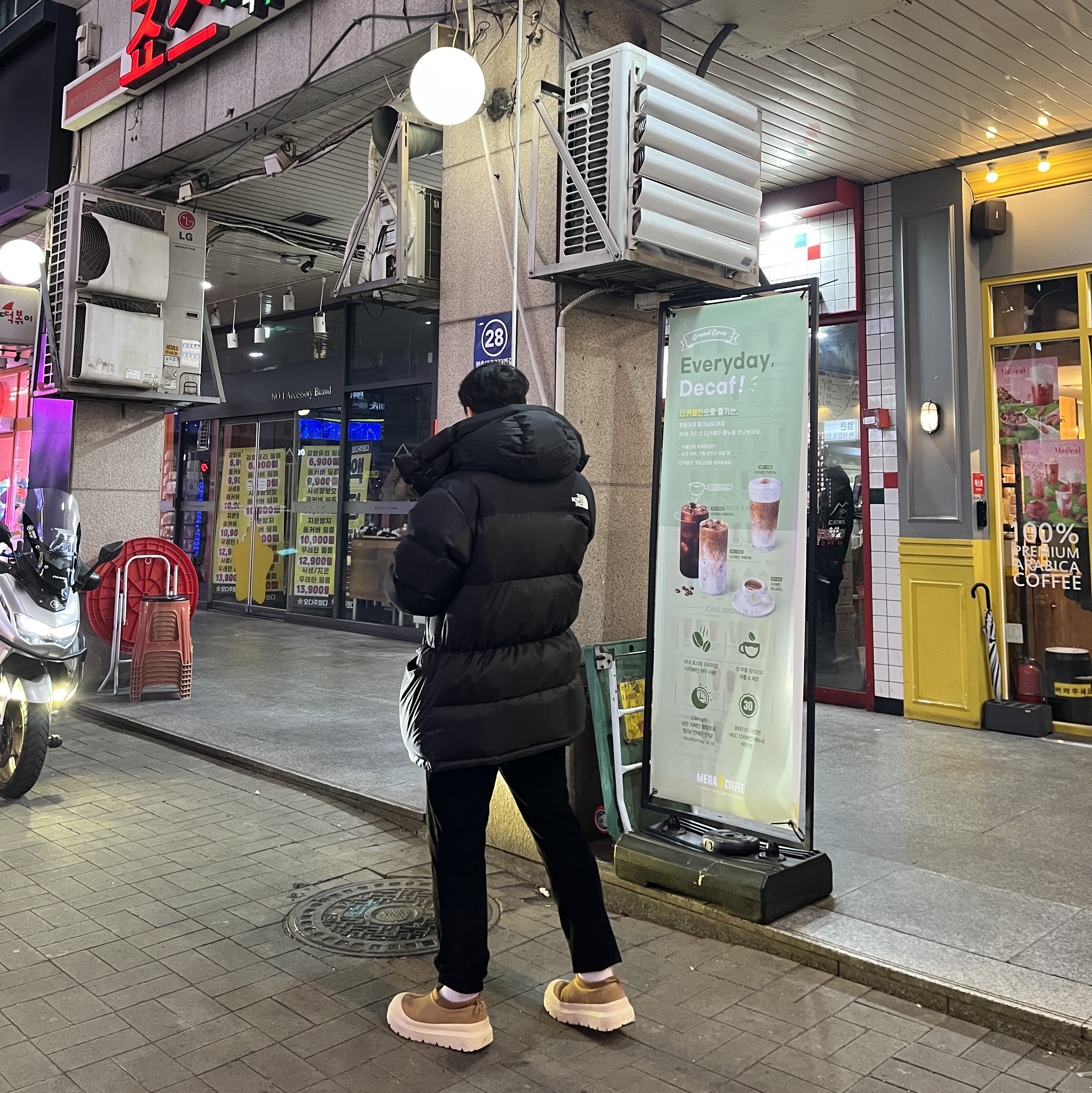 The North Face Him Down Parka Black, UGG Tasman Weather Hybrid Chestnut Whitecap 착용 스타일