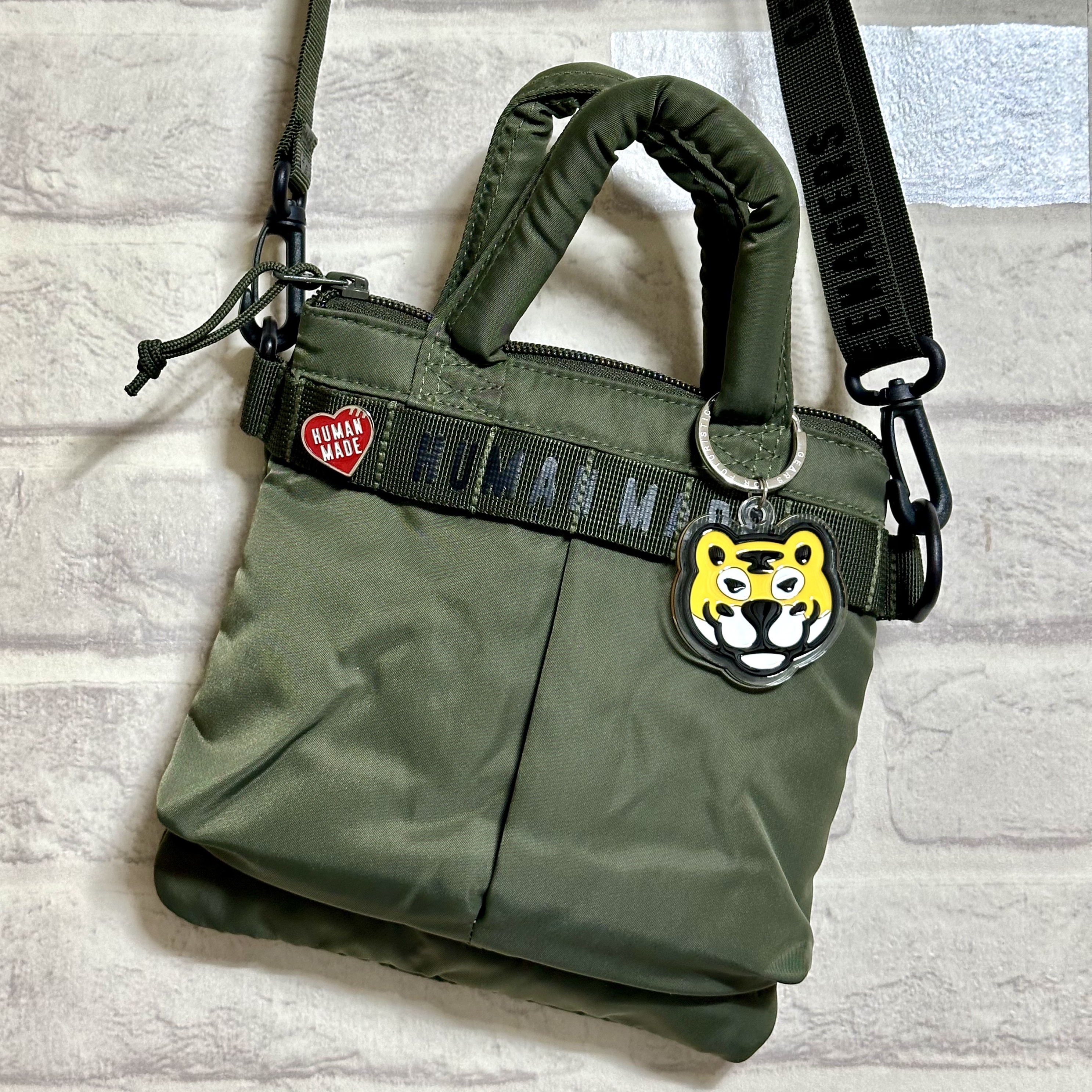 Human Made Mini Helmet Bag Olive Drab, Human Made Acrylic Animal Keyring Yellow 착용 스타일