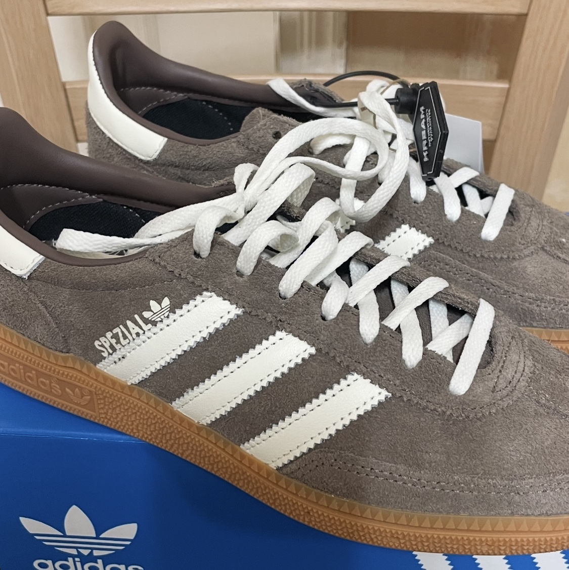 (W) Adidas Spezial Handball Earth Strata Off White 착용 스타일