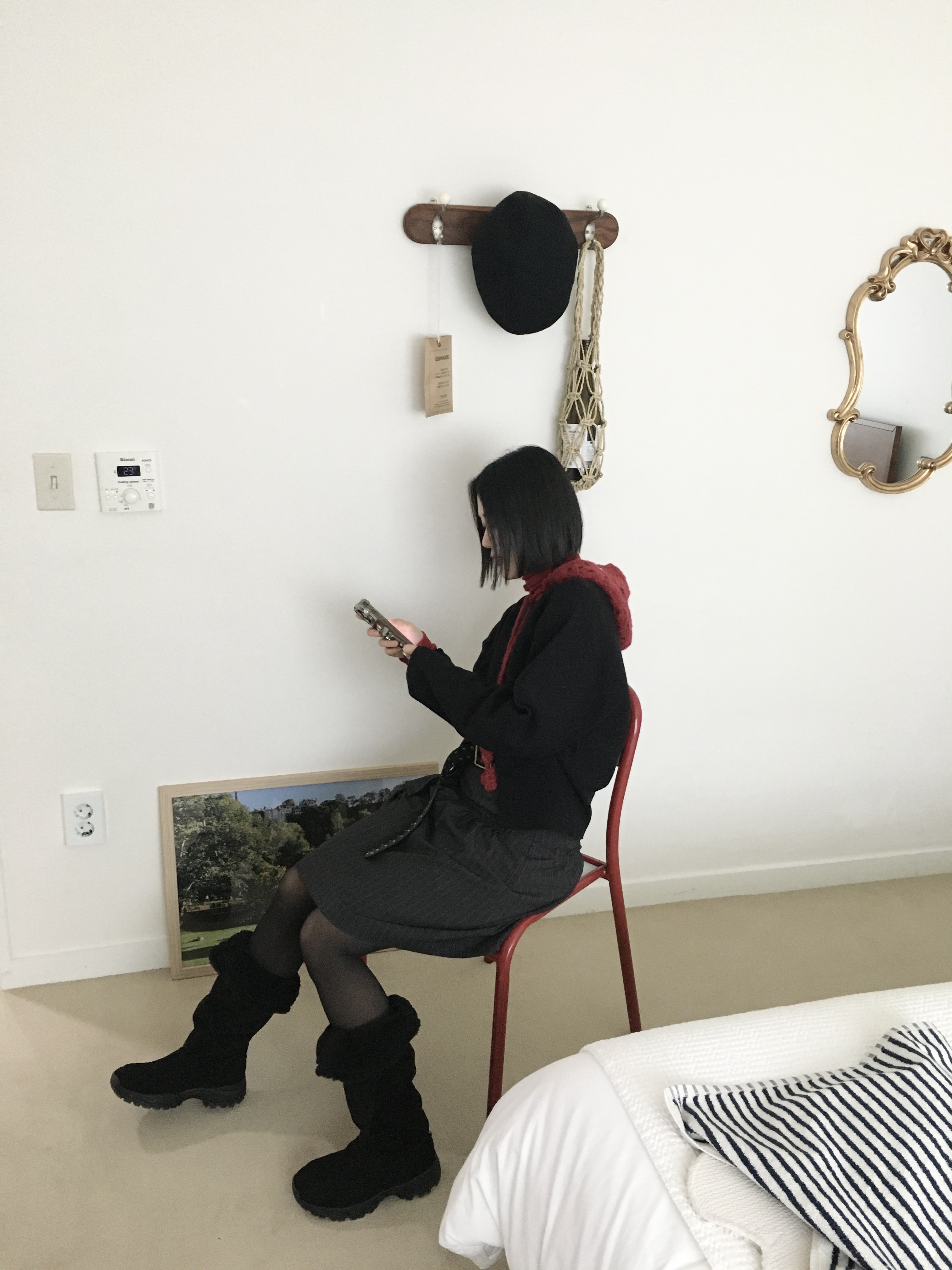 [6% 적립] NegativeThree Belted Slouchy Shearling Boots Black 착용 스타일 - 1