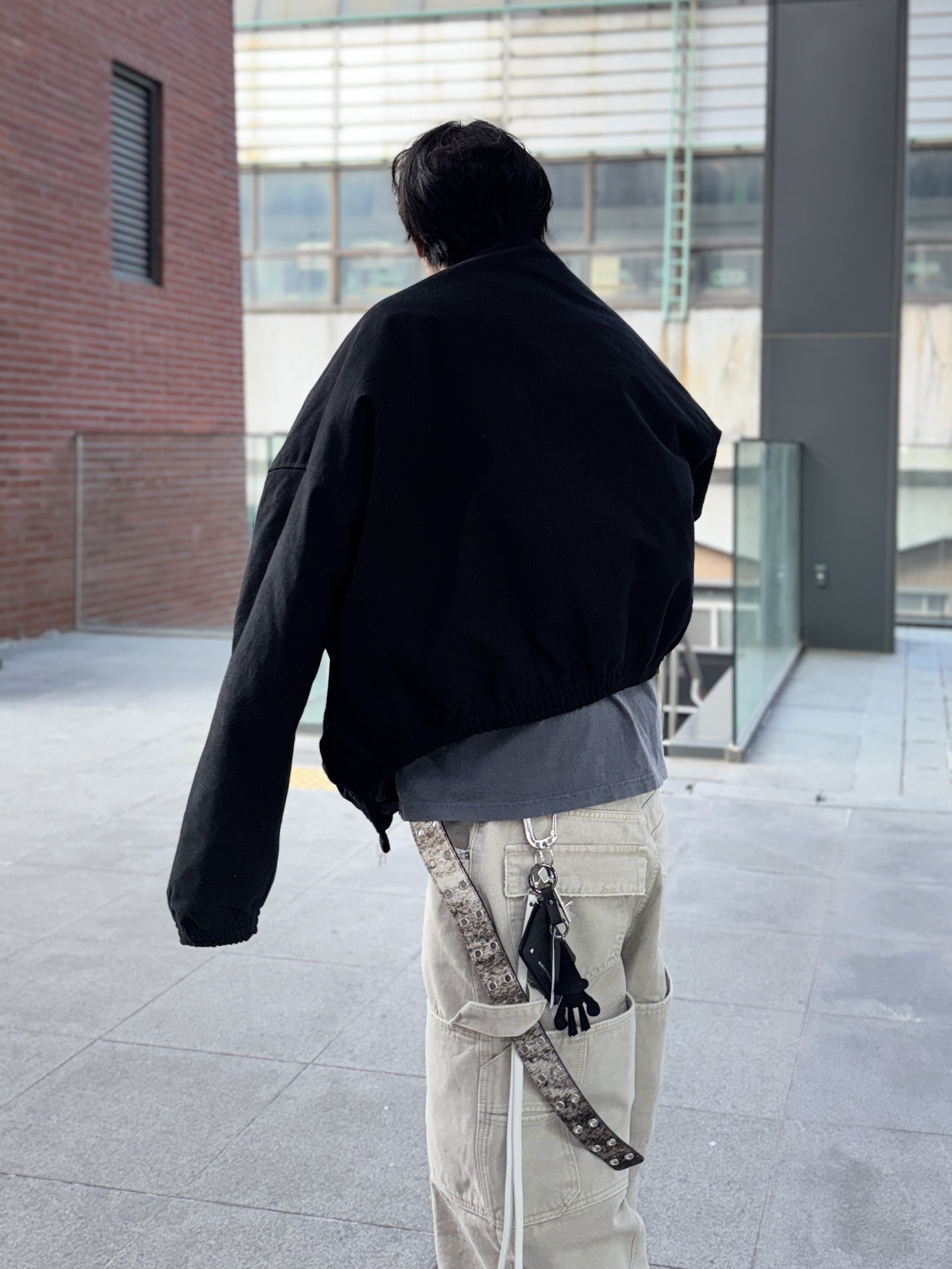 Balenciaga Swift Oval Sunglasses Black, Nonnod Moleskine Bomber Jacket Matt Black 착용 스타일 - 4