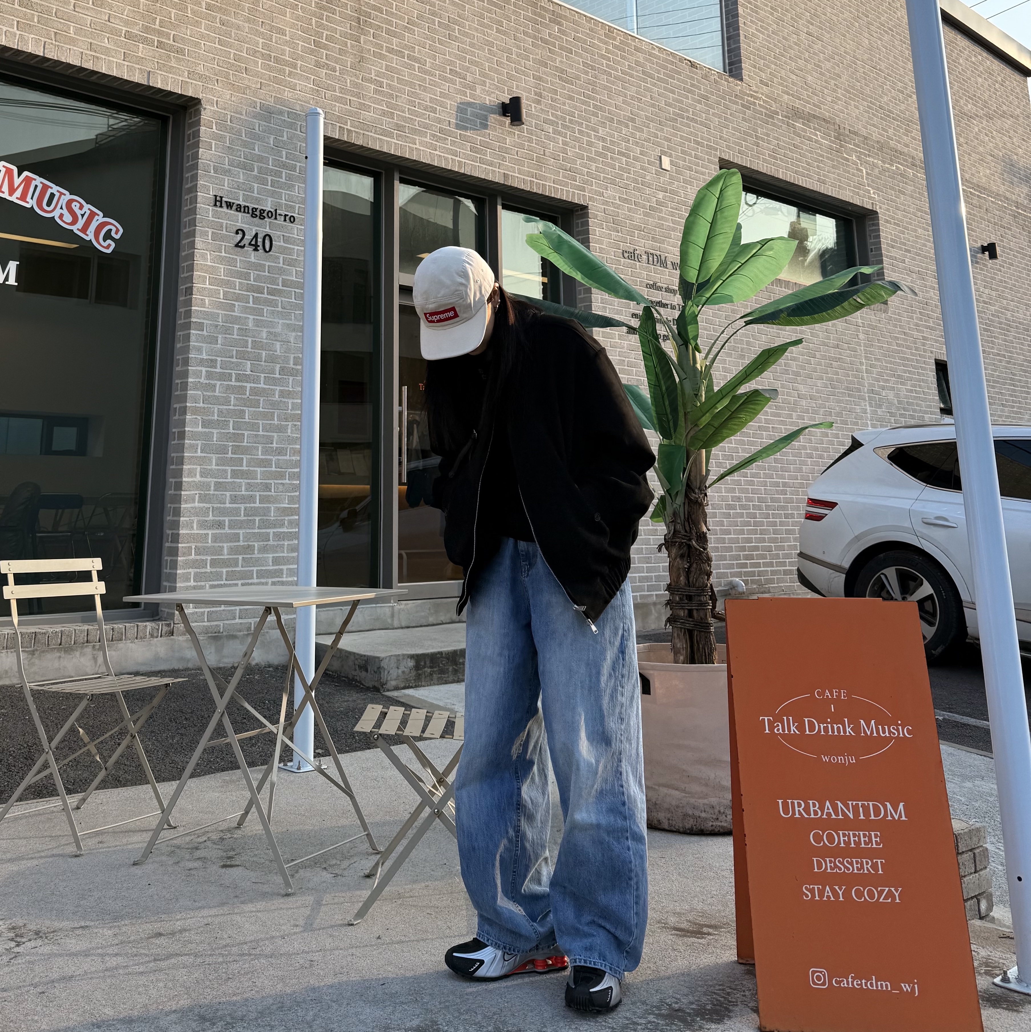 Supreme Washed Chino Twill Camp Cap Natural - 24SS, Nike Shox R4 Metallic Silver Red 착용 스타일 - 3