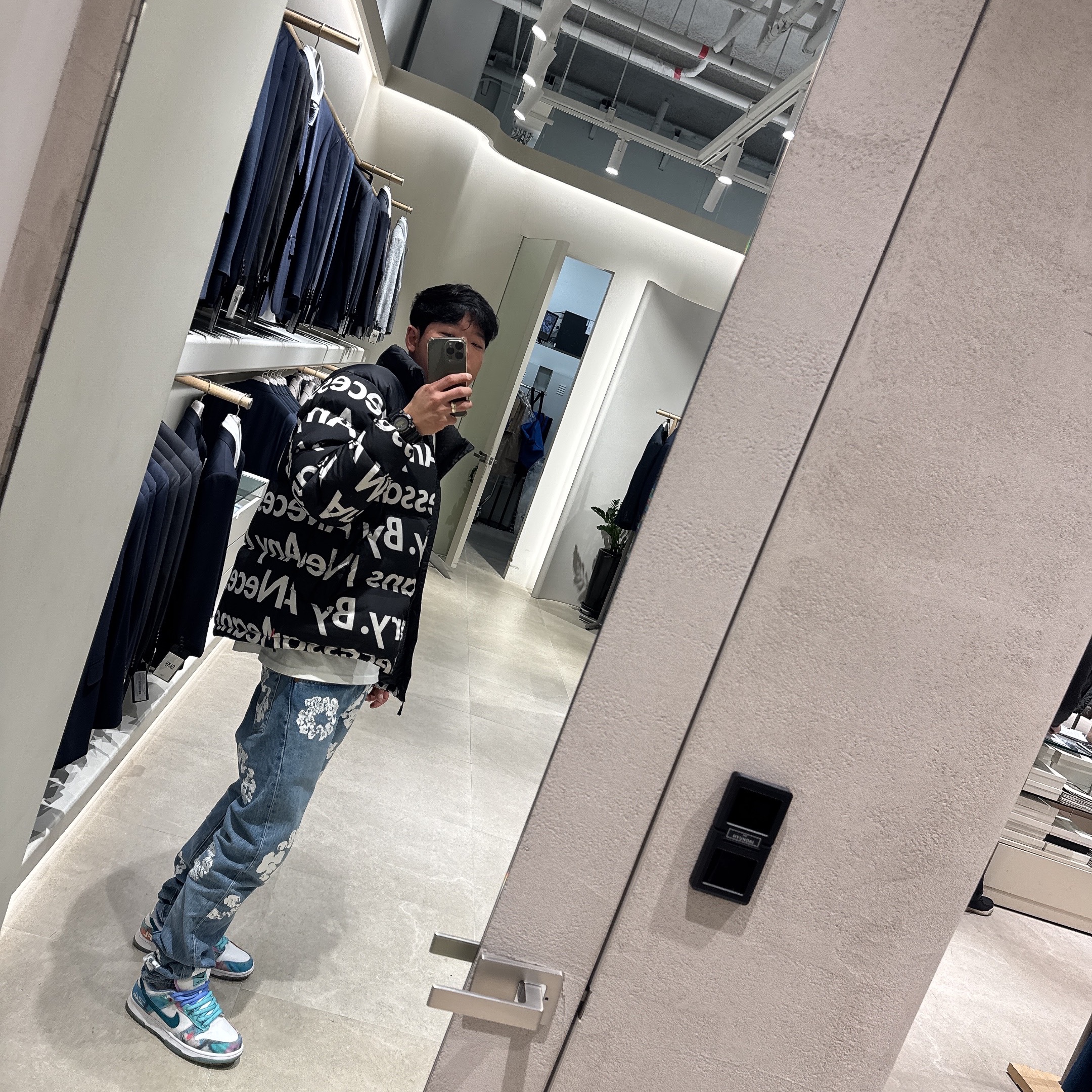 Supreme Box Logo T-Shirt White - 23FW, Nike x Futura Laboratories SB Dunk Low OG QS White and Geode Teal 착용 스타일 - 1
