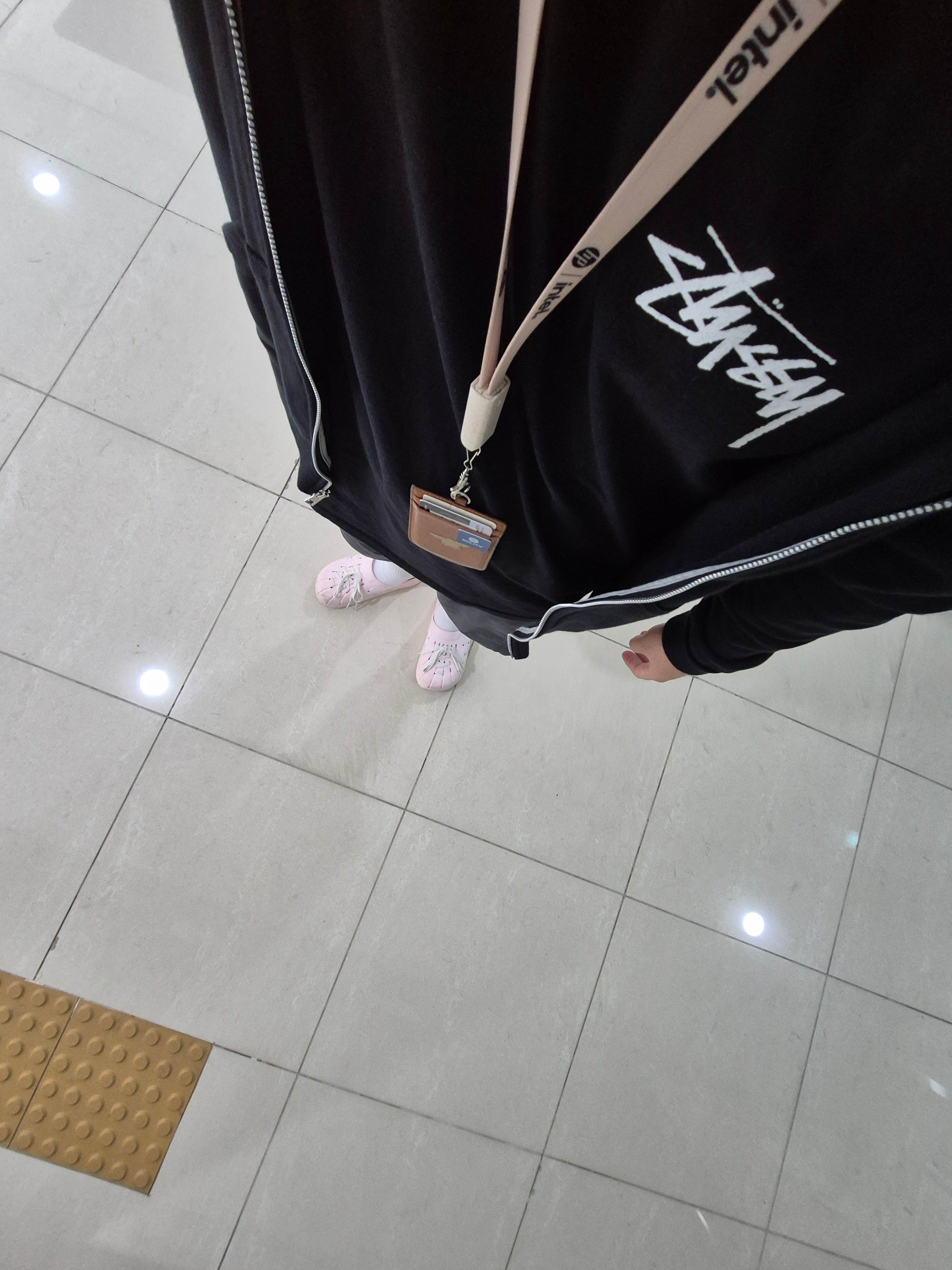 Stussy Gold Lion T-Shirt Black 착용 스타일