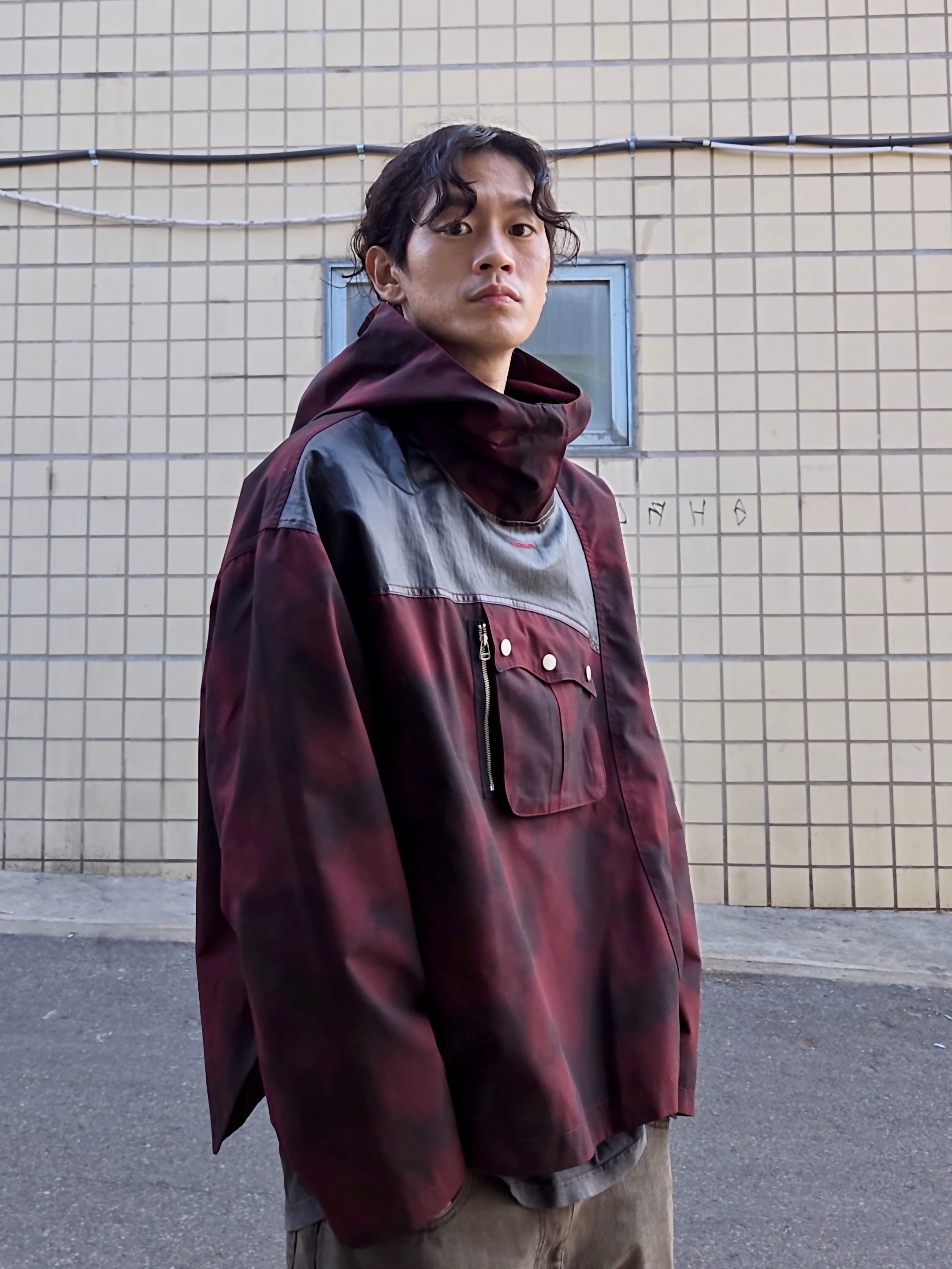 [KREAM 단독] PHOS333 Chasing Nova Anorak Burgundy, Nike Air Foamposite One Black Anthracite 착용 스타일 - 2