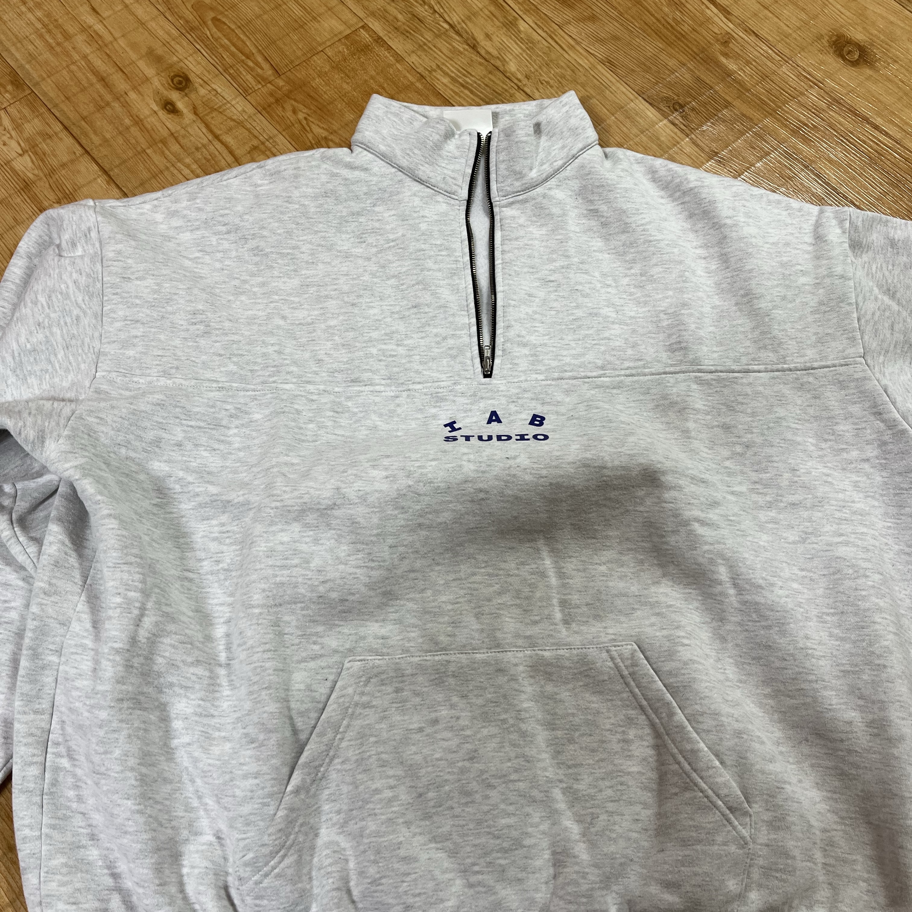 IAB Studio Half Zip Pullover Light Gray 착용 스타일