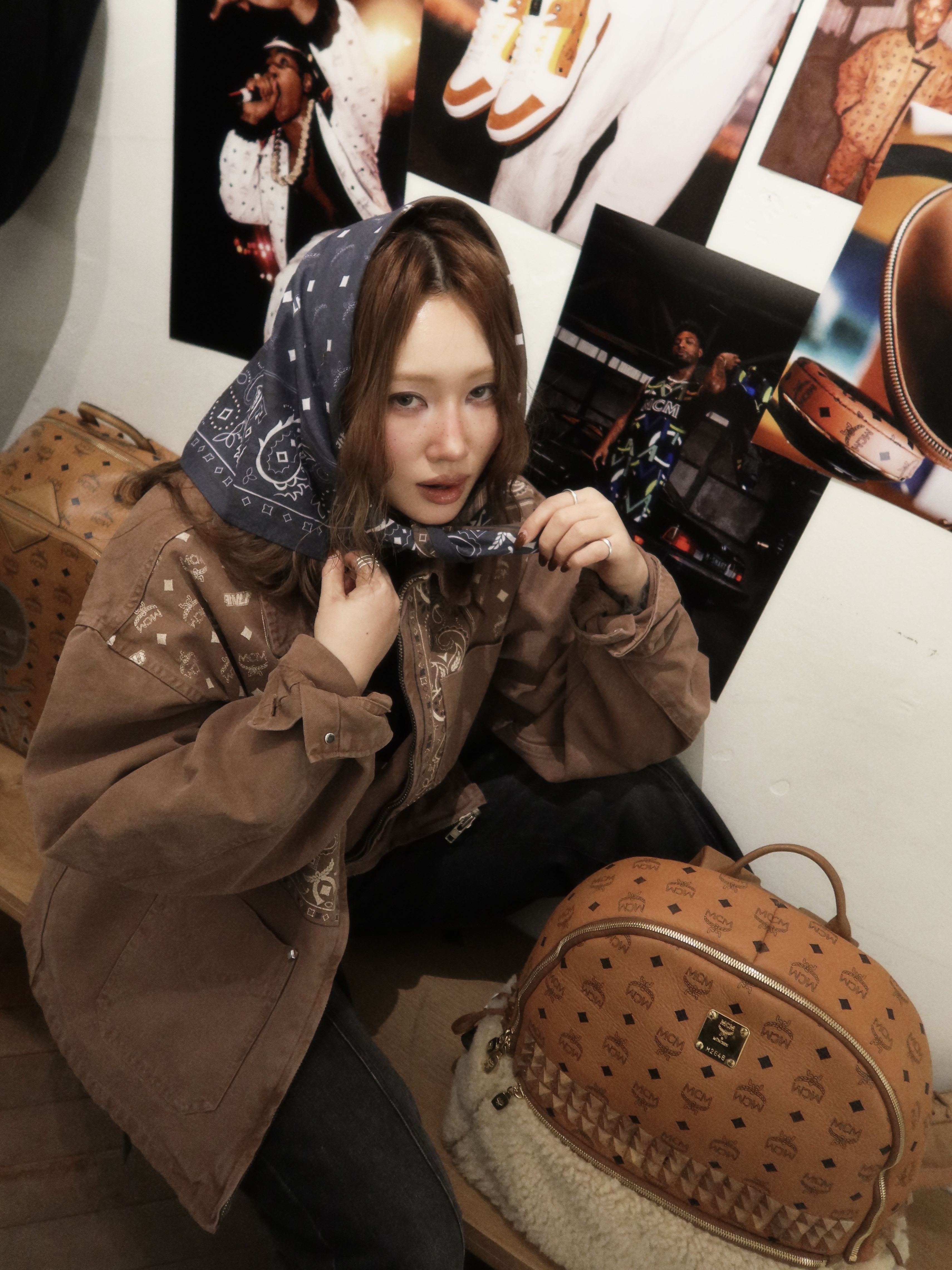 Nike Air Force 1 '07 WB Flax, BAPE x MCM Ottomar Visetos Weekender Bag Medium Cognac 착용 스타일 - 3