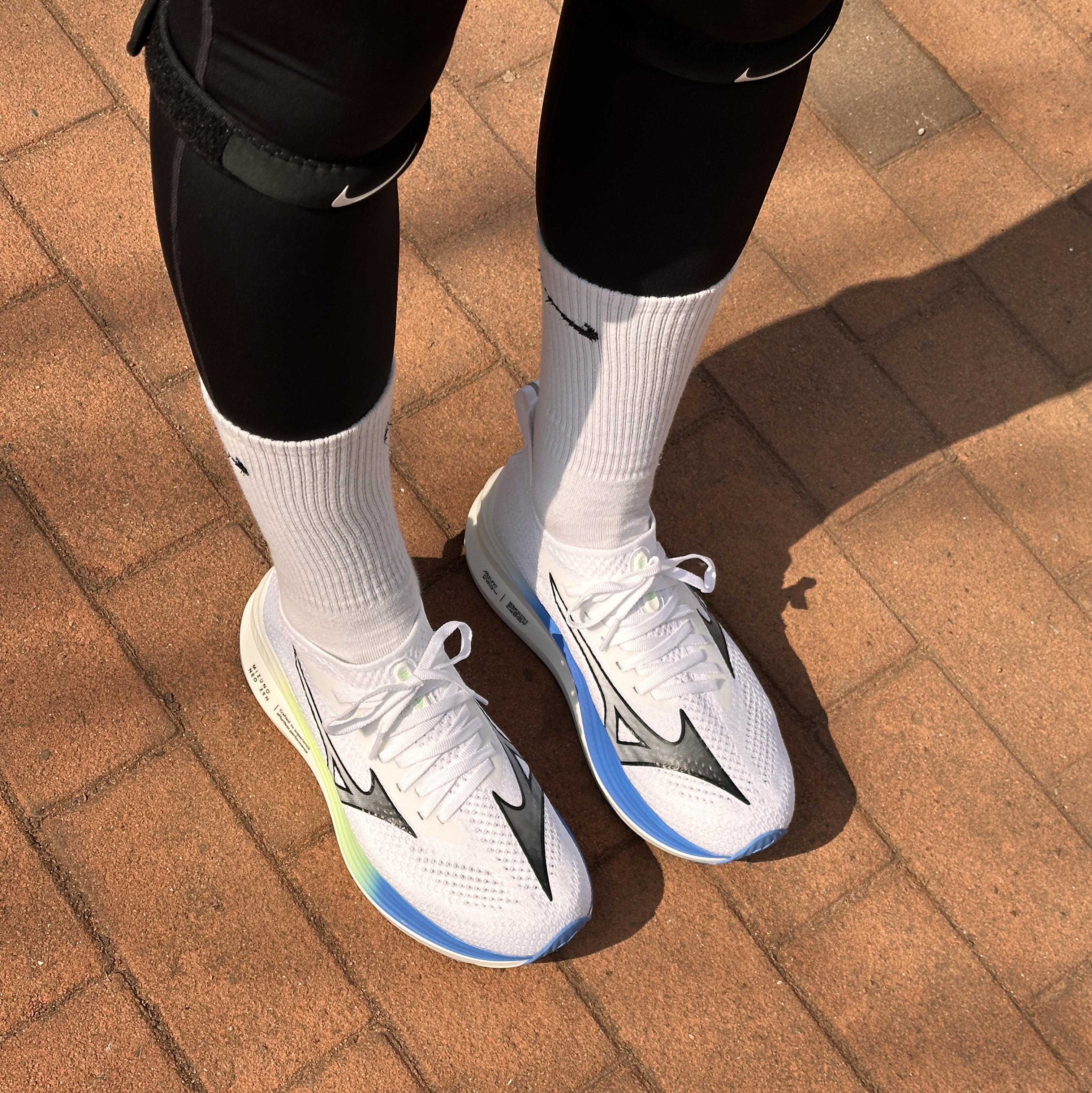 Mizuno Neo Zen White Black, Nike Pro Patella Band Black 착용 스타일