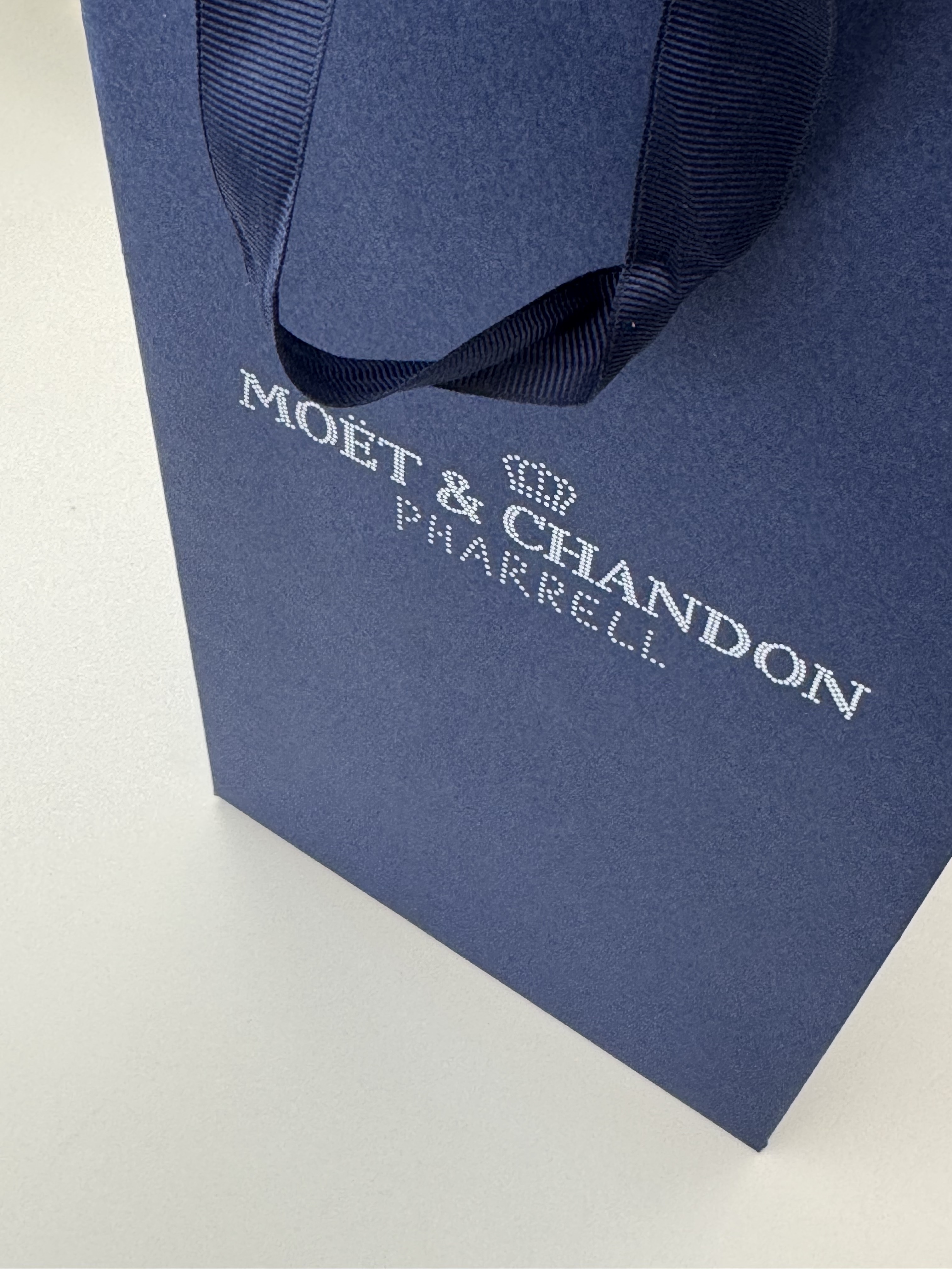 Moet & Chandon Imperial Pharrell Williams Edition 750ml (Blue/Red/Gold) 착용 스타일 - 1