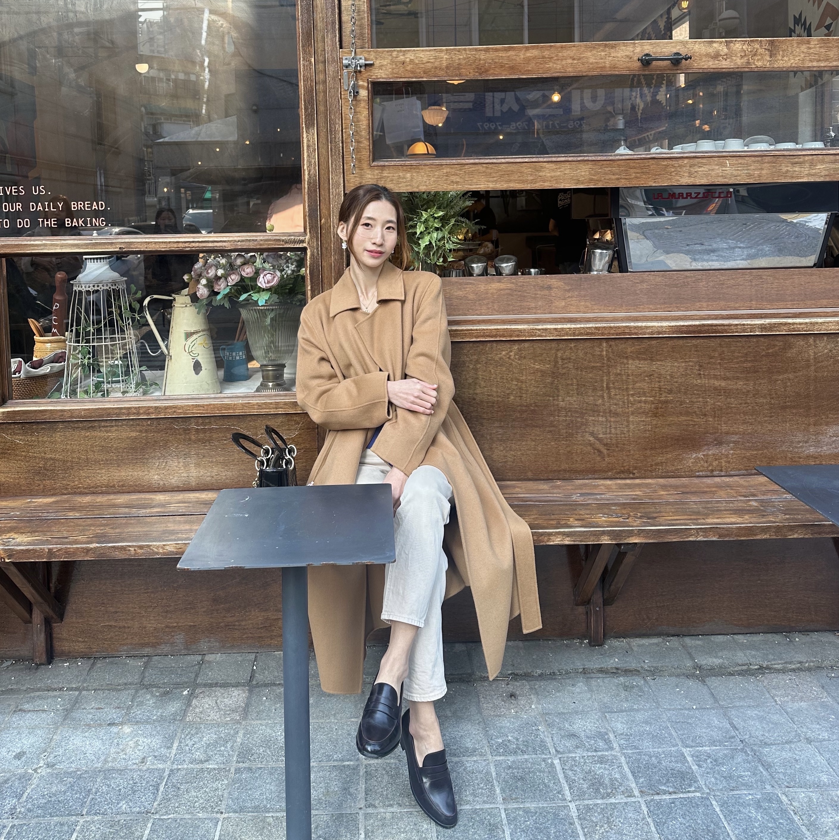 Dior Small Lady Bag Patent Cannage Calfskin Black Pale Gold 착용 스타일 - 3