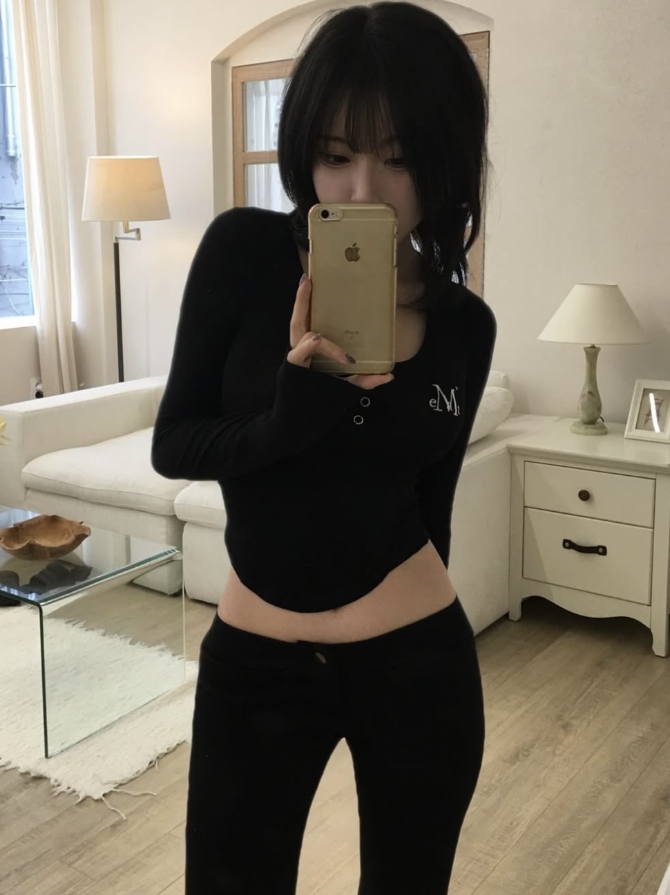 MUCENT Haring Signature Logo Snap Button U Neck T Black 착용 스타일 - 2