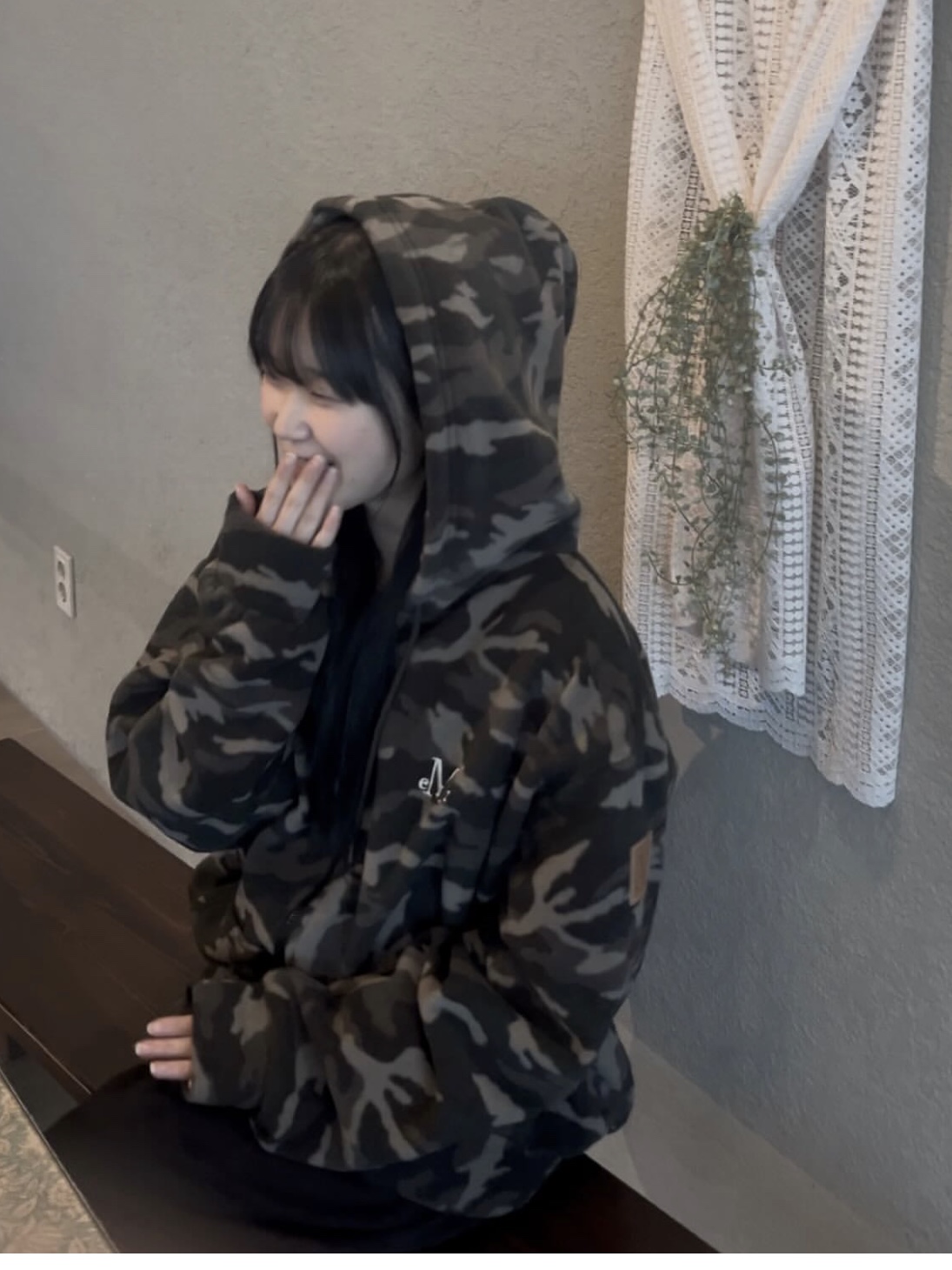 MUCENT Jinu Camo Fleece Two-Way Hood Zip-Up Khaki 착용 스타일 - 3