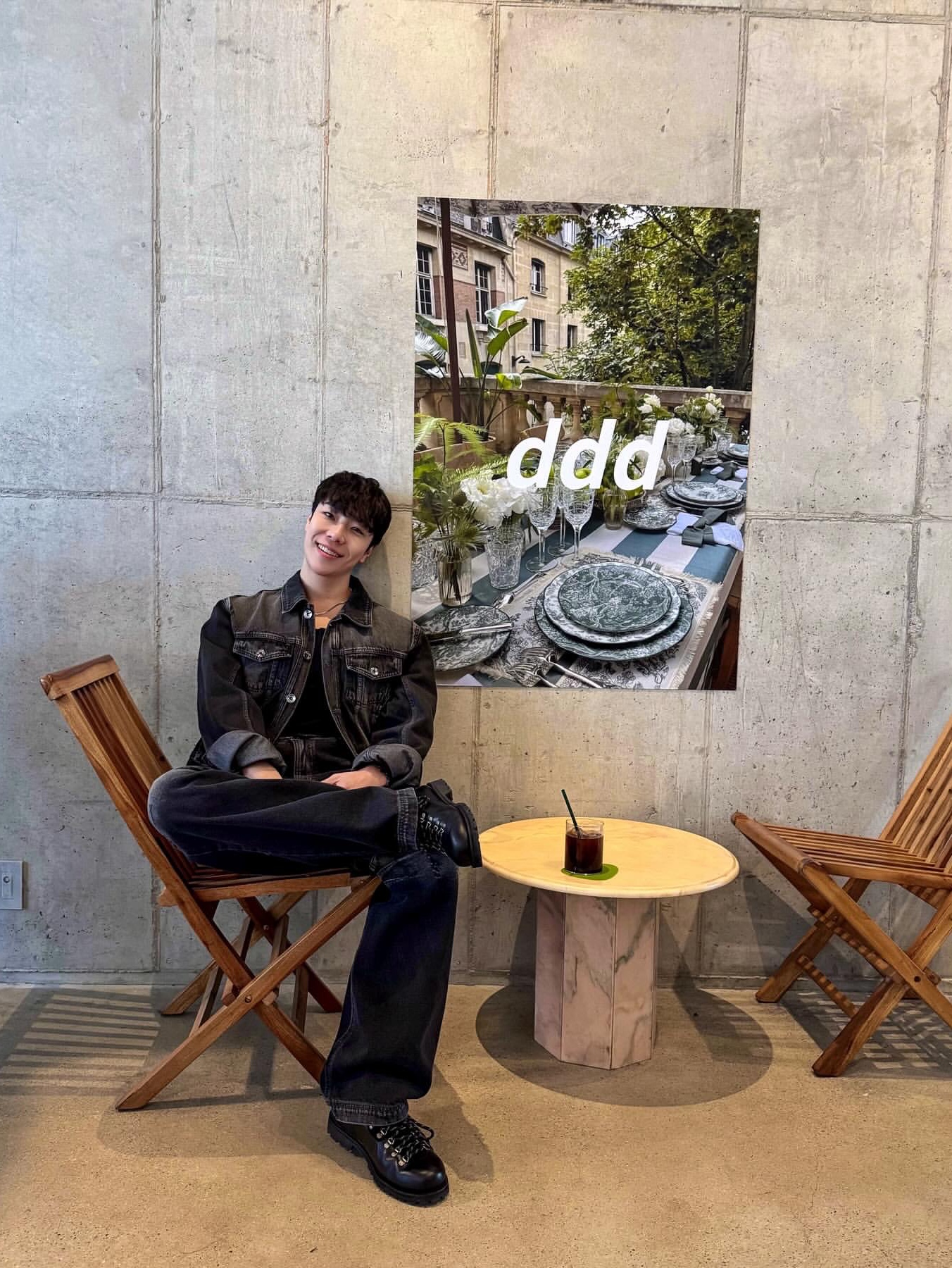 [KREAM 단독] BLR Signature Raw Cut Washing Denim Trucker Jacket Black, Romantic Move Smoke Hiking Shoes Oil Black 착용 스타일