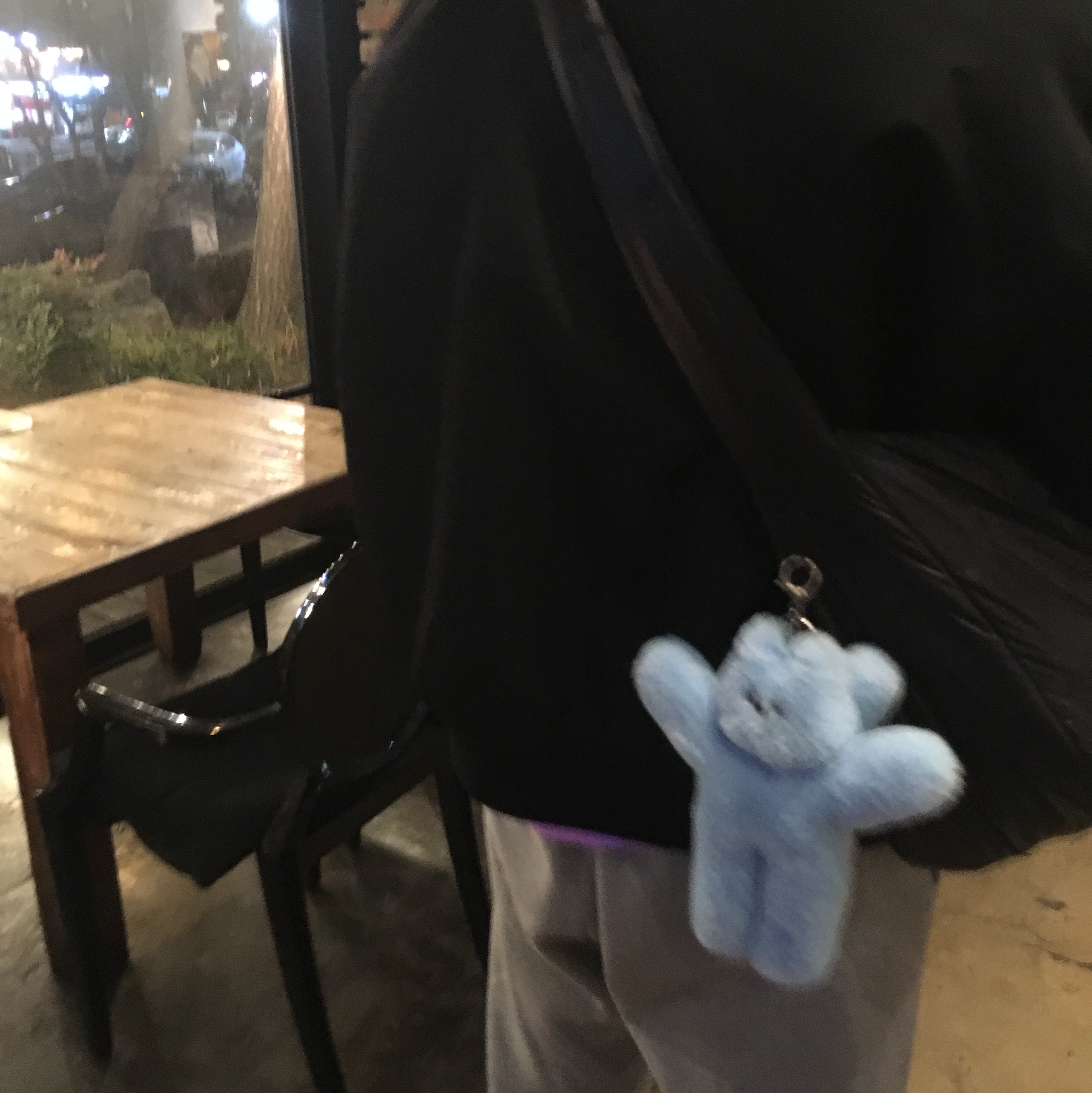 Lelbobrown Oversize Keyring Sky, Crocs Echo Clog Bone Black 착용 스타일 - 1