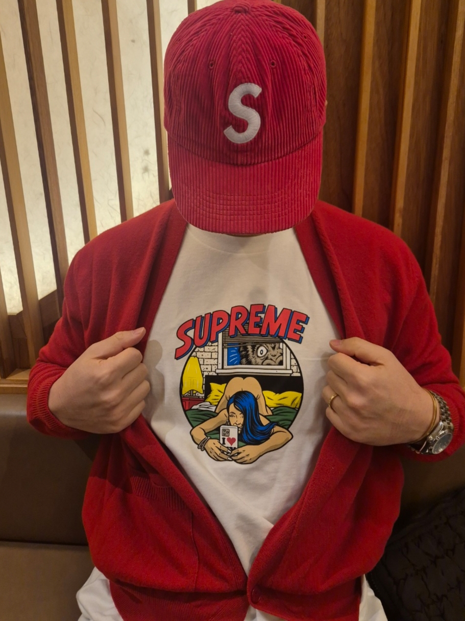 Supreme Bedroom T-Shirt White - 25SS, Supreme Corduroy S Logo 6-Panel Bright Red - 24FW 착용 스타일 - 1
