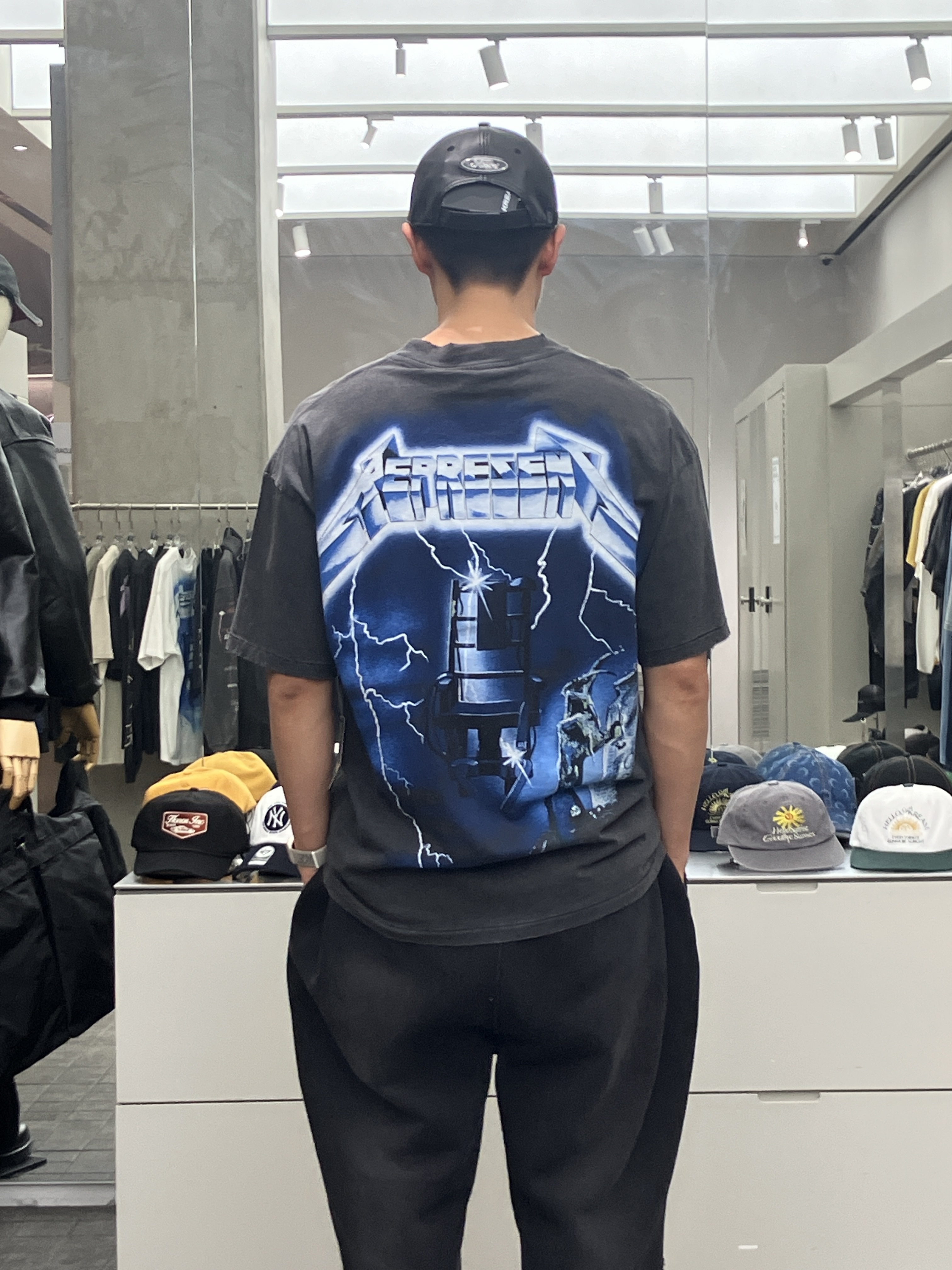 Represent x Metallica Ride The Lightning SS T-Shirt Vintage Grey - 25SS, Represent x Metallica 40 Year Anniversary LS T-Shirt Flat White - 25SS 착용 스타일 - 1