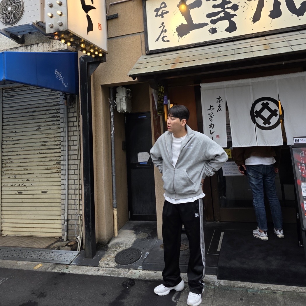 Givenchy TK-MX Runner Sneakers in Mesh Ivory, Needles x LHP Track Pants Poly Smooth Black White 착용 스타일 - 1