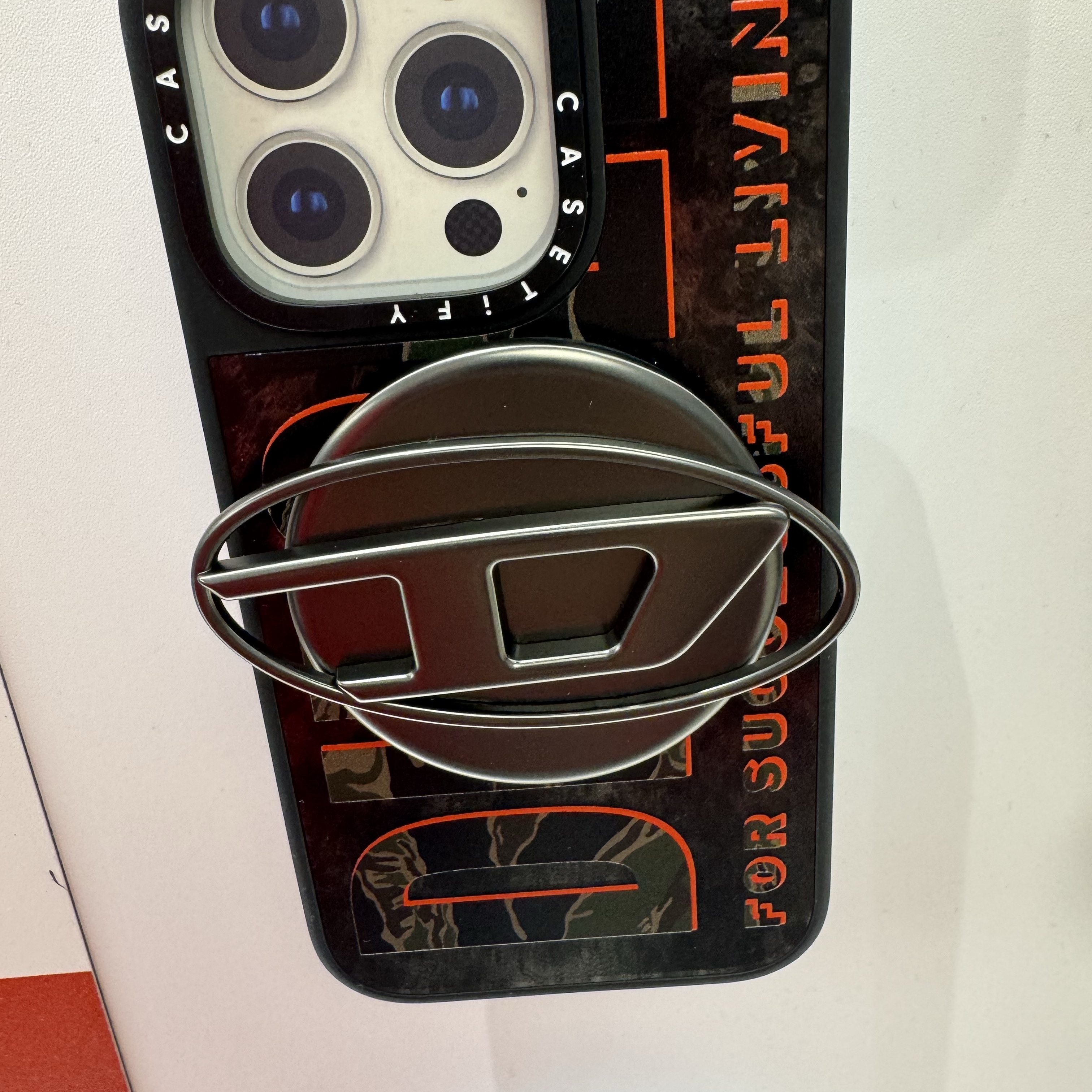 Casetify x Diesel Oval D Collectible Grip Stand Gun Metal 착용 스타일