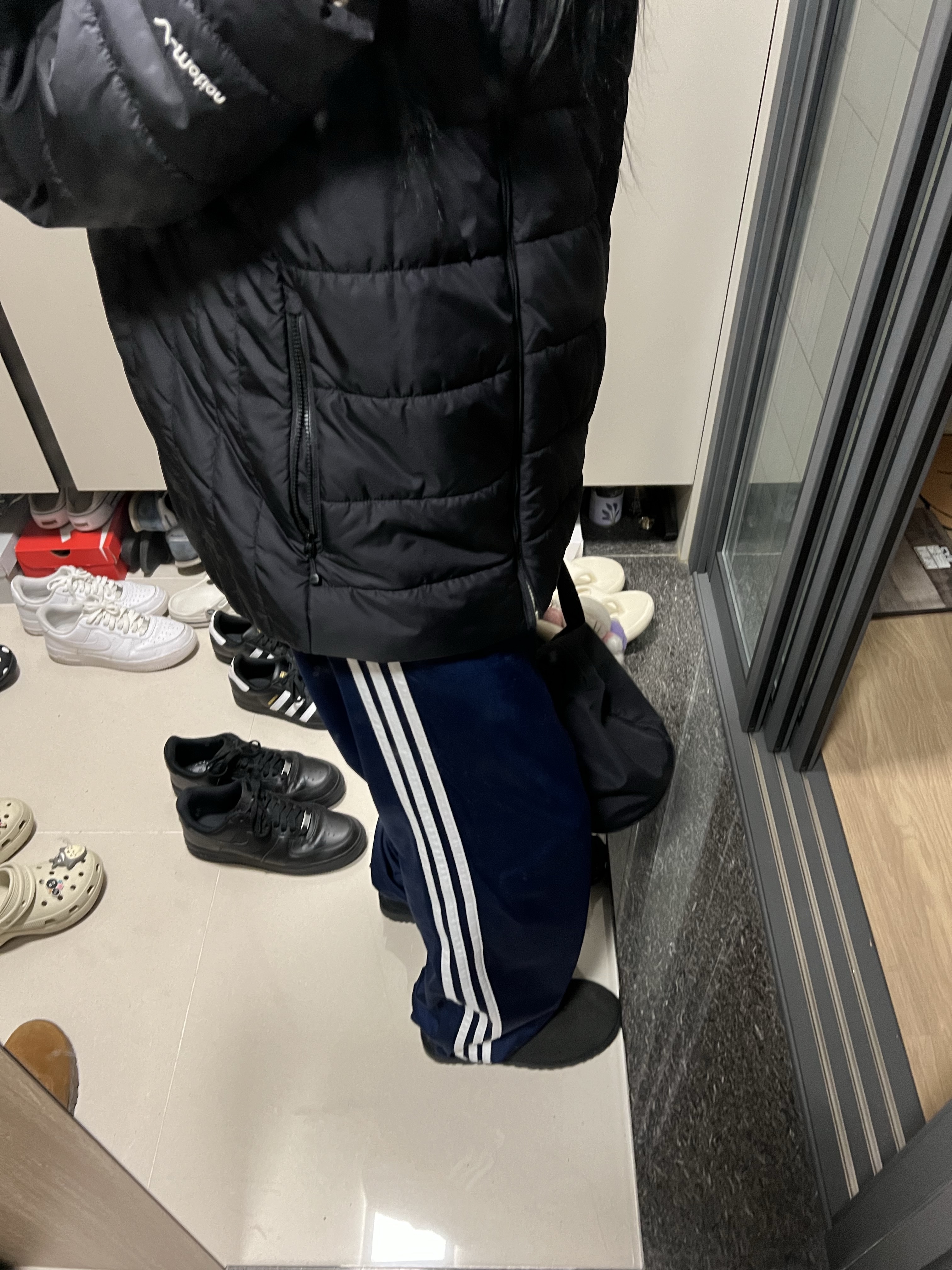 (W) UGG Classic Ultra Mini Boots Black, Adidas Adicolor Classics Firebird Track Pants Night Indigo - US Sizing 착용 스타일 - 1