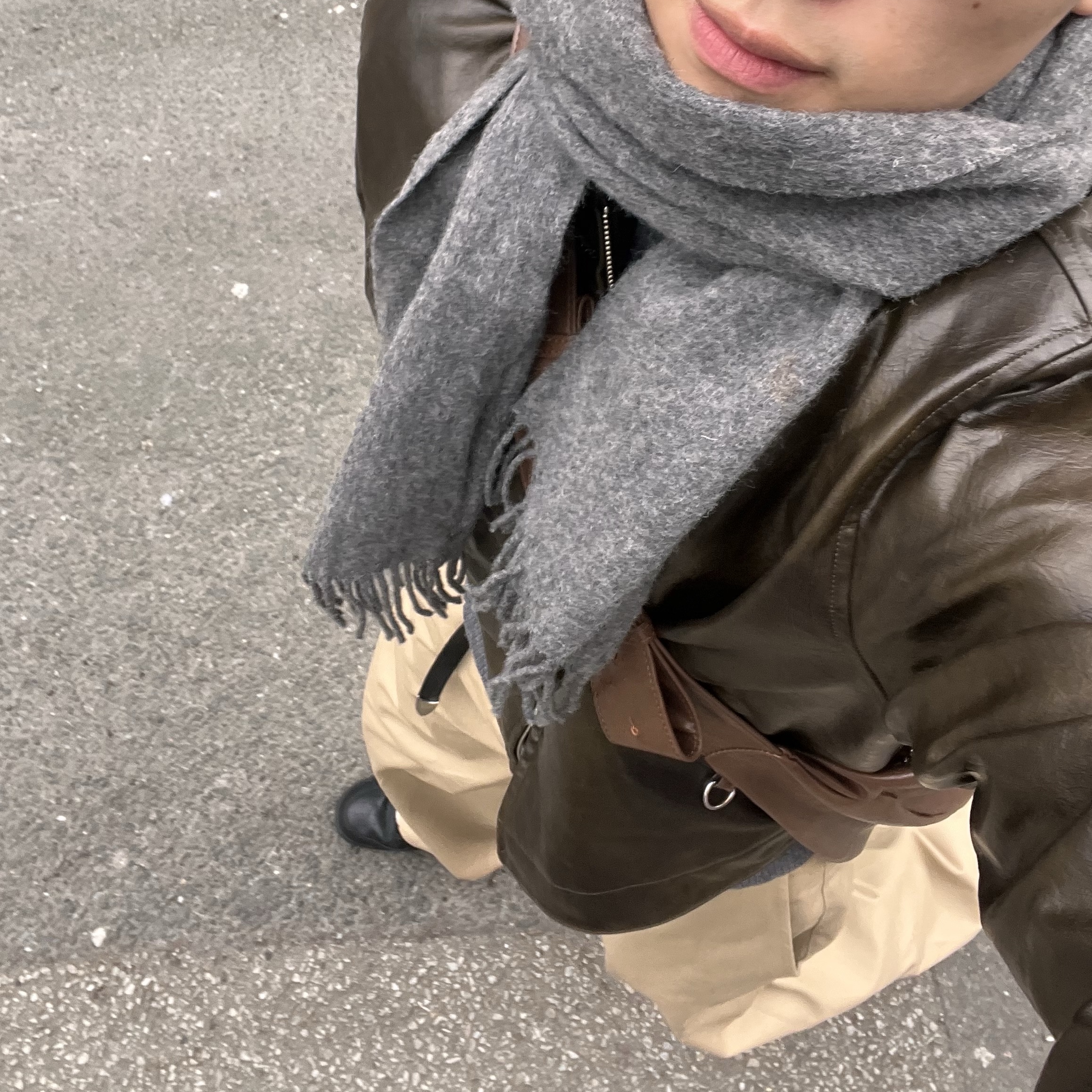 Nike Air Force 1 '07 Low Triple Black 착용 스타일 - 5