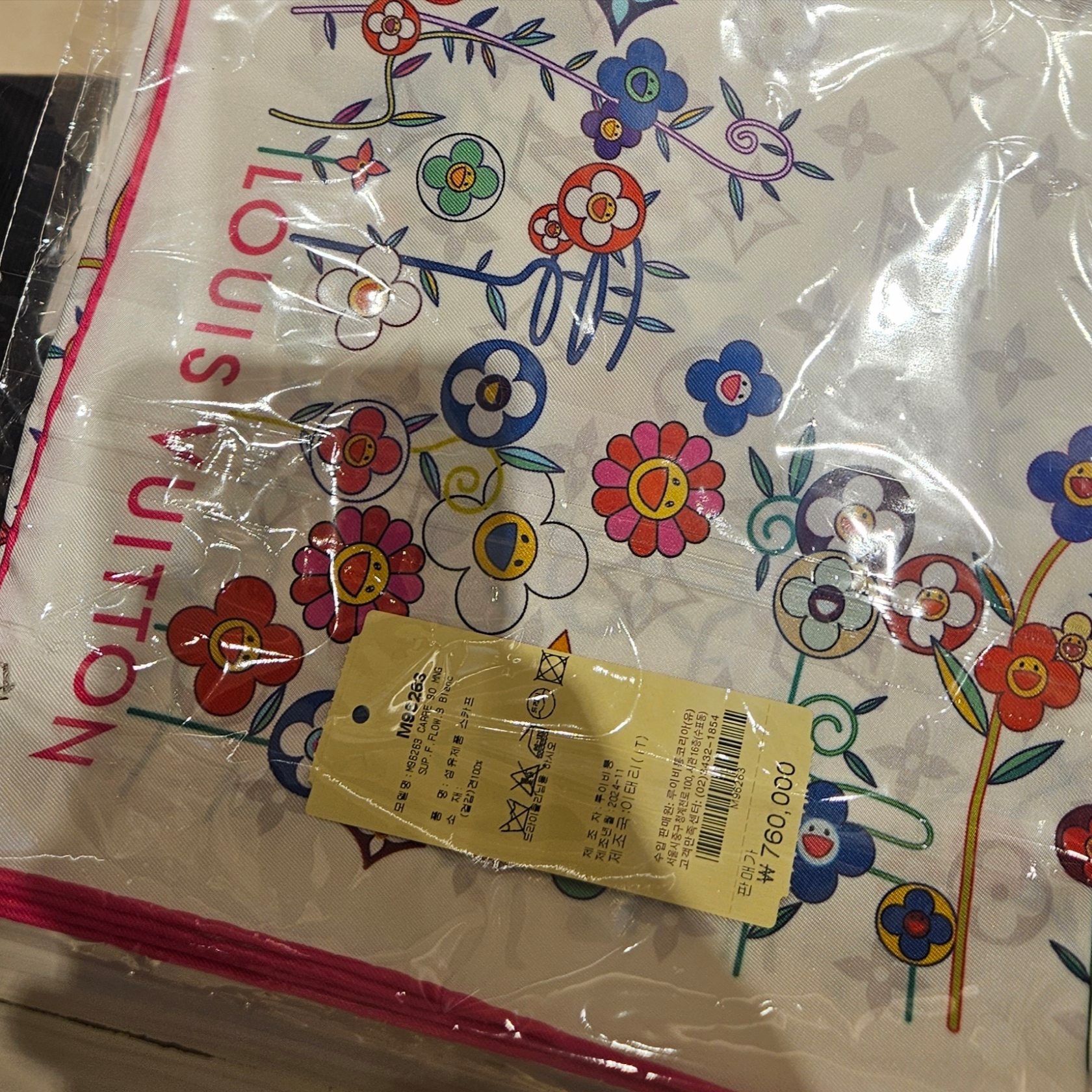 (W) Louis Vuitton x Murakami Takashi Monogram Superflat Flowers Square 90 White 착용 스타일