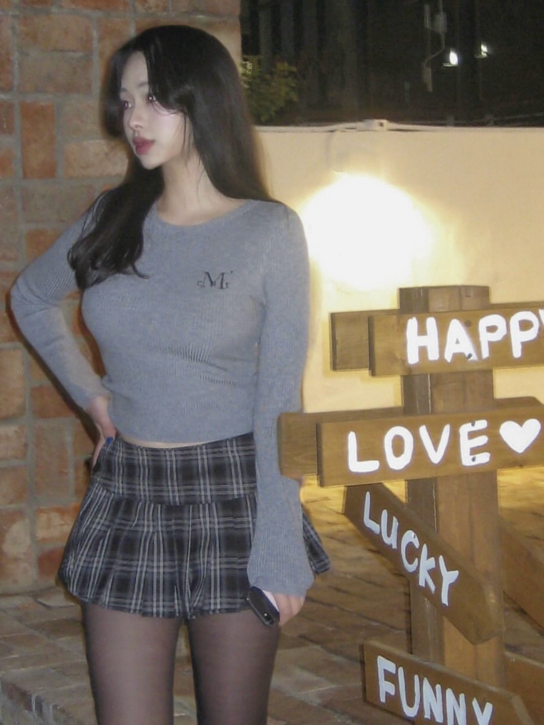 MUCENT Greave R-Neck Crop Rib Knit Gray 착용 스타일 - 1