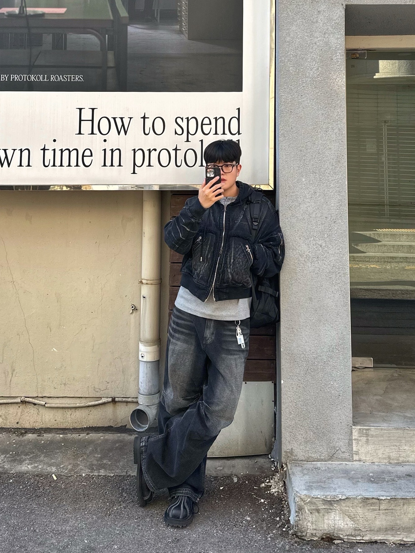 [KREAM 단독] BLR Double Trident Washing Wide Denim Pants Black 착용 스타일 - 2