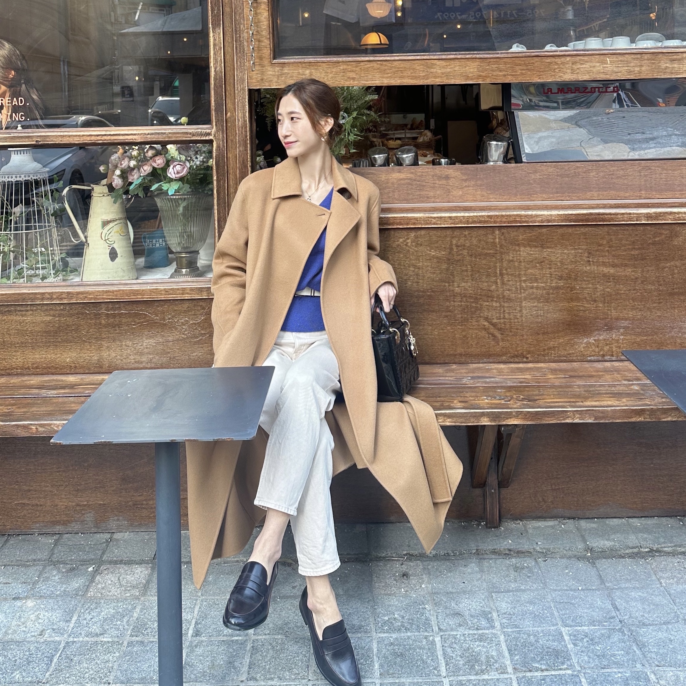 Dior Small Lady Bag Patent Cannage Calfskin Black Pale Gold 착용 스타일 - 2