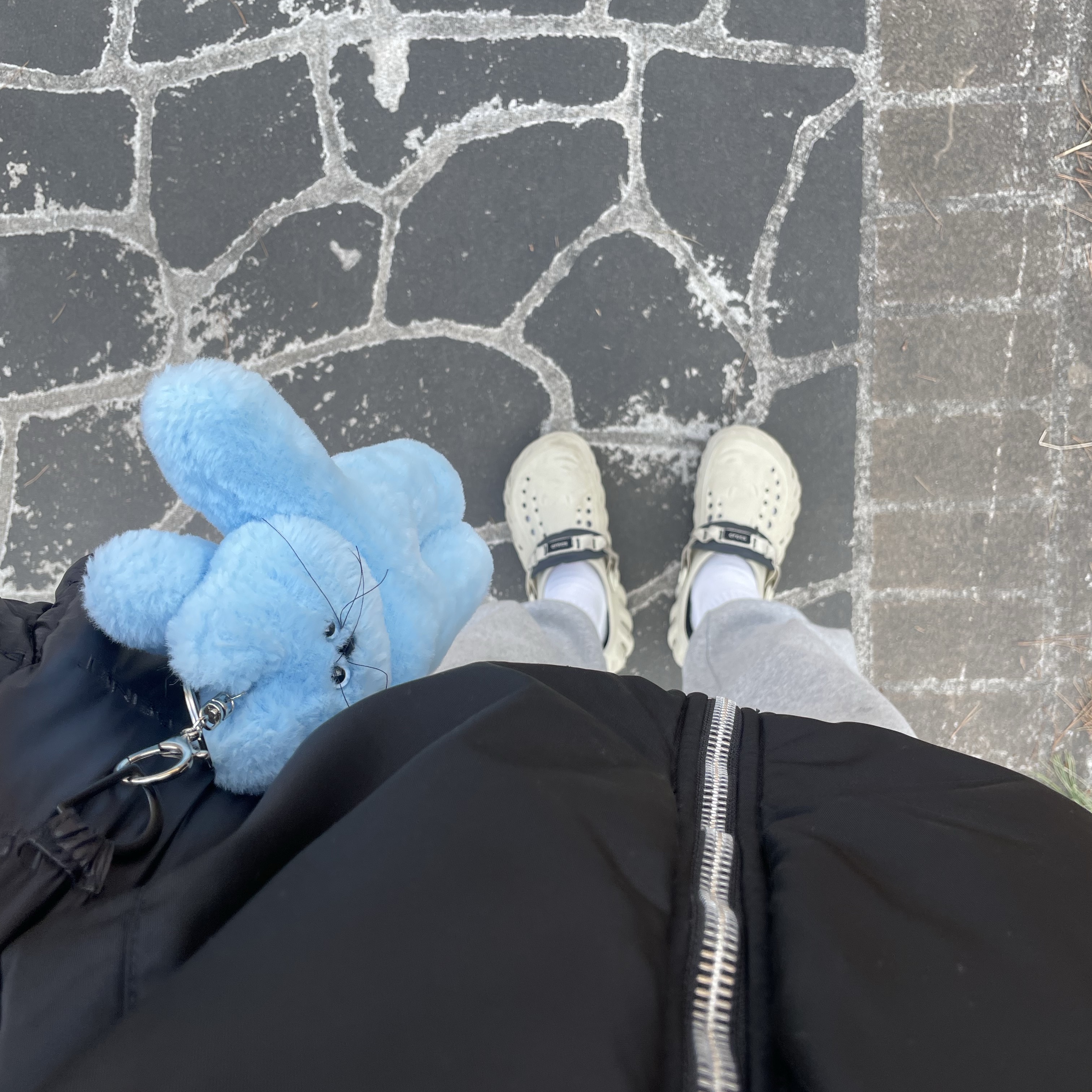 Lelbobrown Oversize Keyring Sky, Crocs Echo Clog Bone Black 착용 스타일 - 2