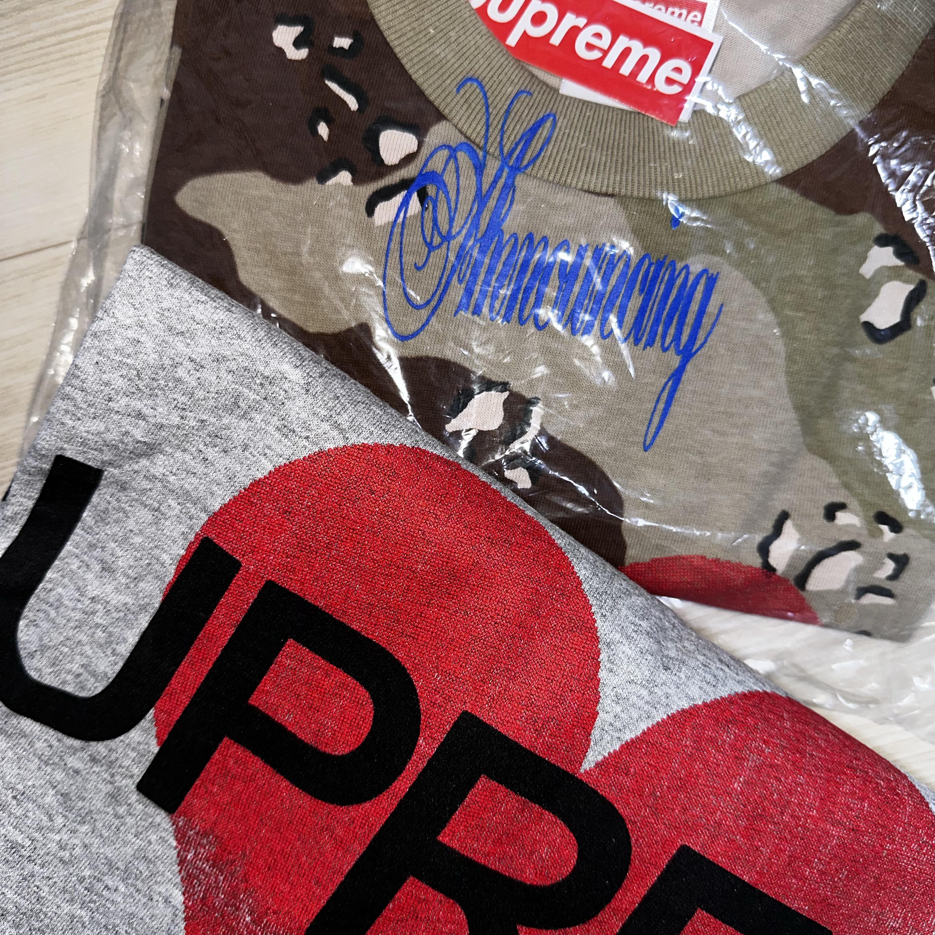 Supreme Announcing T-Shirt Chocolate Chip Camo - 25SS, Supreme Announcing T-Shirt Heather Grey - 25SS 착용 스타일