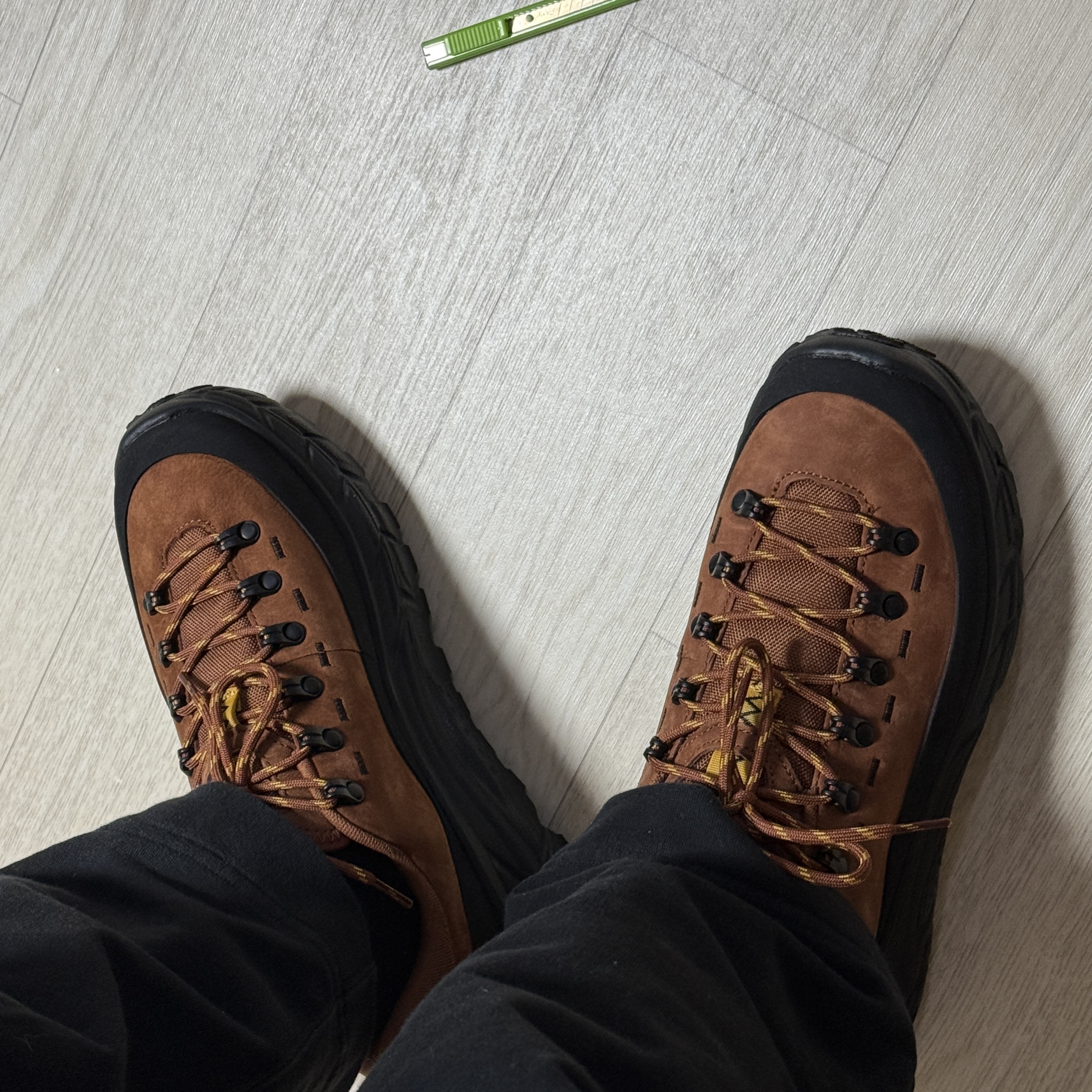 Hoka Tor Summit Hazelnut Black 착용 스타일 - 1