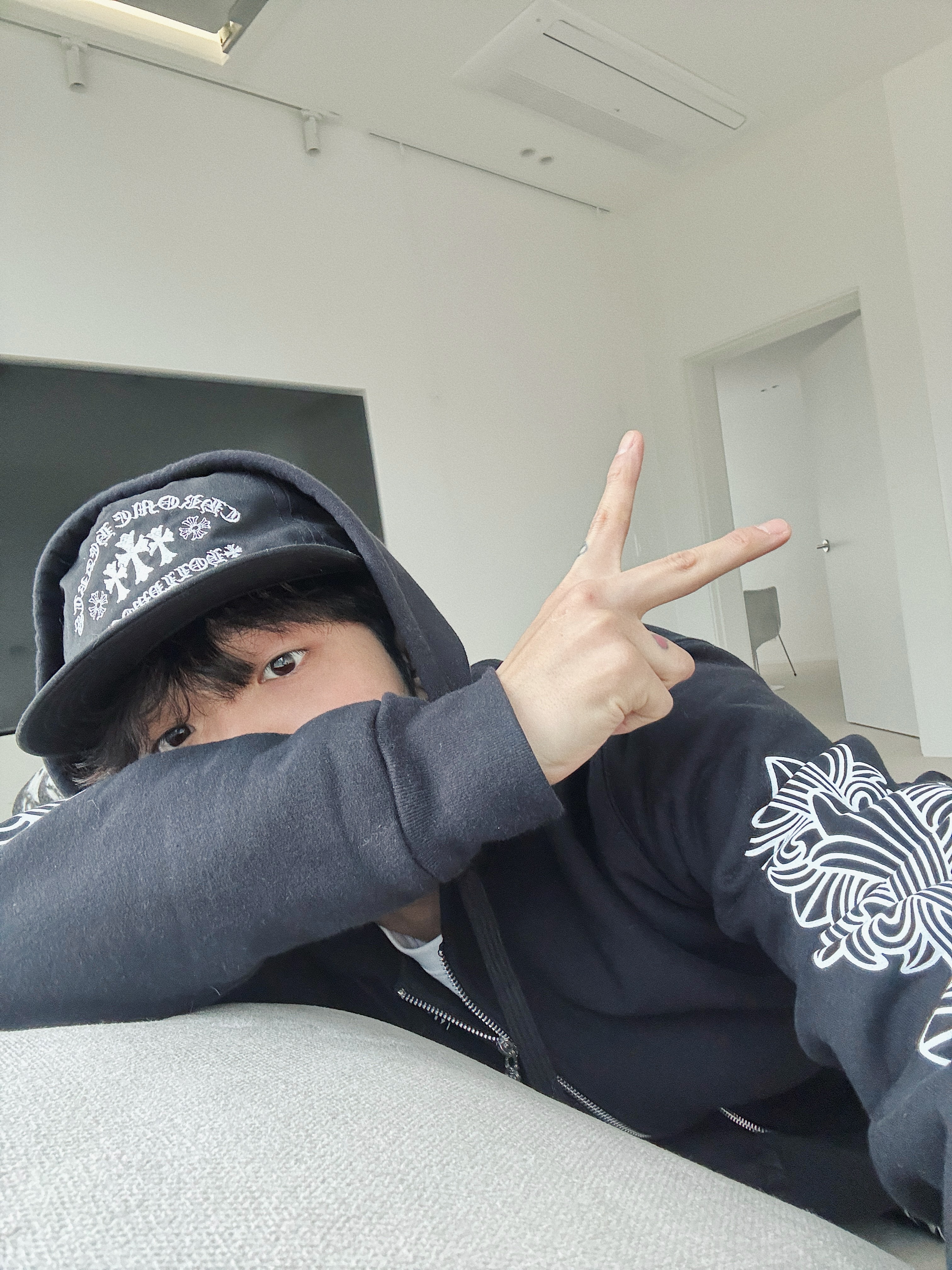 Chrome Hearts Horseshoe Floral Fleece Zip-Up Hoodie Black, Chrome Hearts Horseshoe Floral Heavyweight Zip-Up Hoodie Black 착용 스타일 - 1