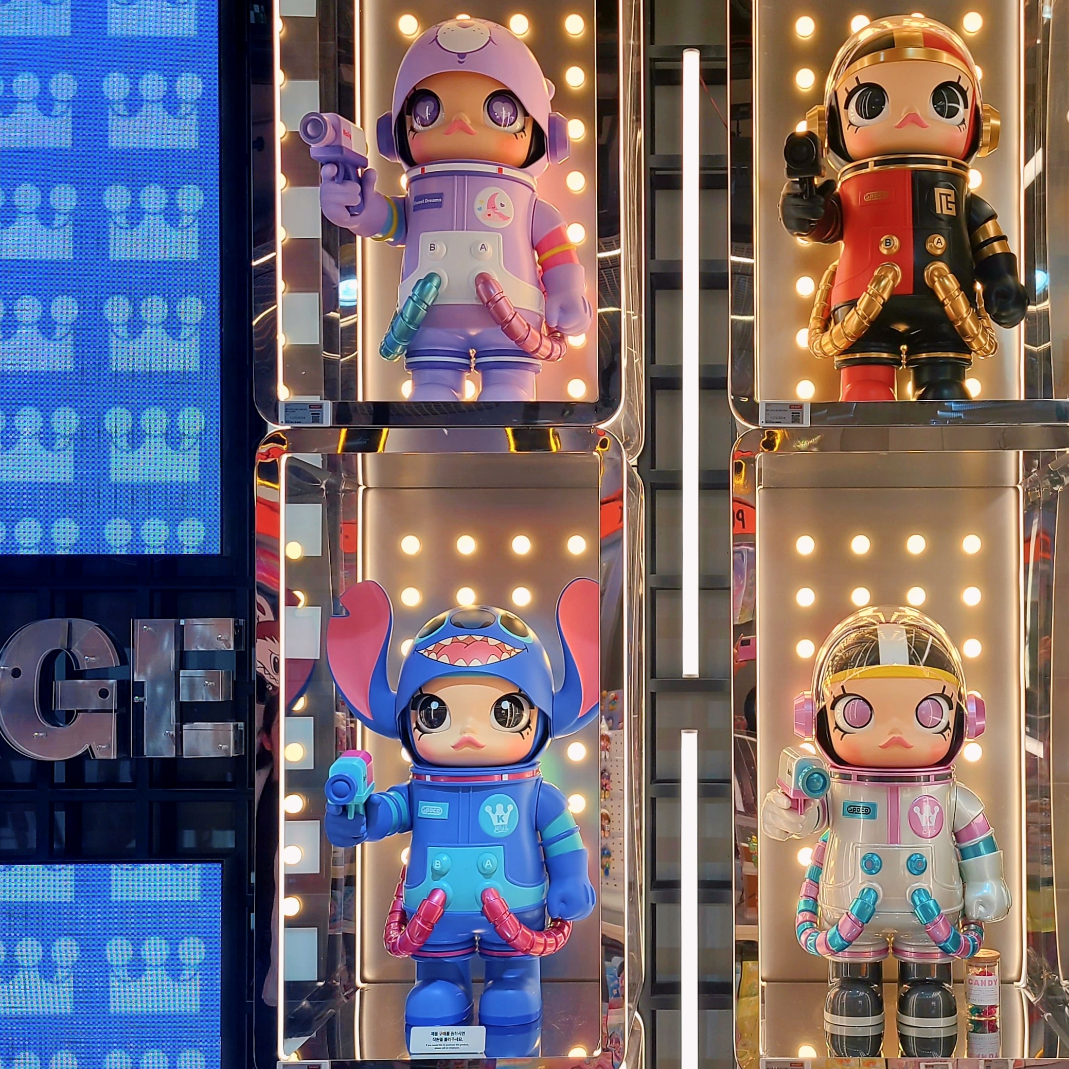 Pop Mart Mega Space Molly Stitch 400%, Pop Mart Mega Space Molly 400%+100% Sweet Dream Bears 착용 스타일 - 1