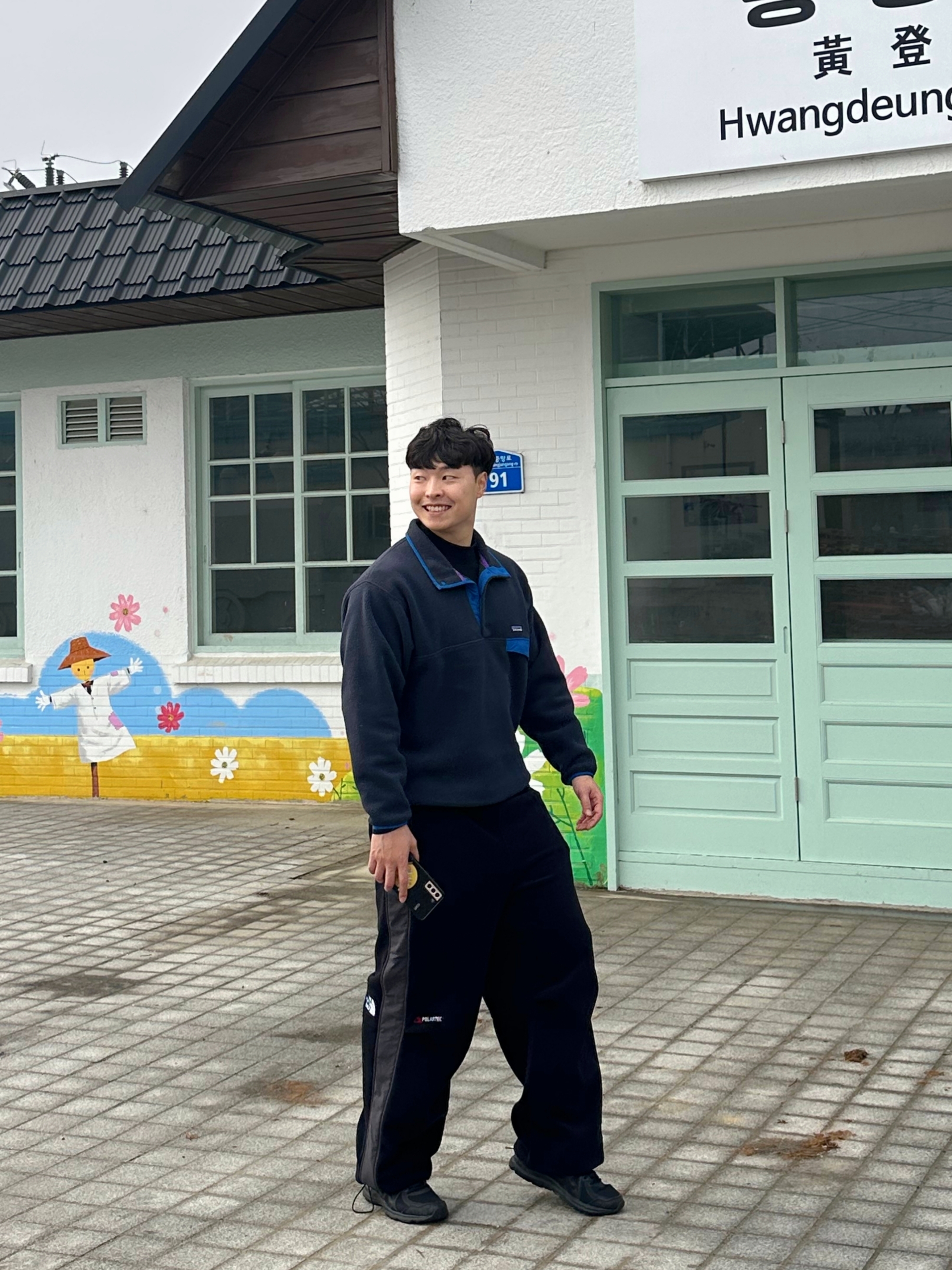 파타고니아 신칠라 스냅-T 플리스 풀오버 피치 블루, 노스페이스 반프 플리스 팬츠 블랙 착용 스타일 - 1