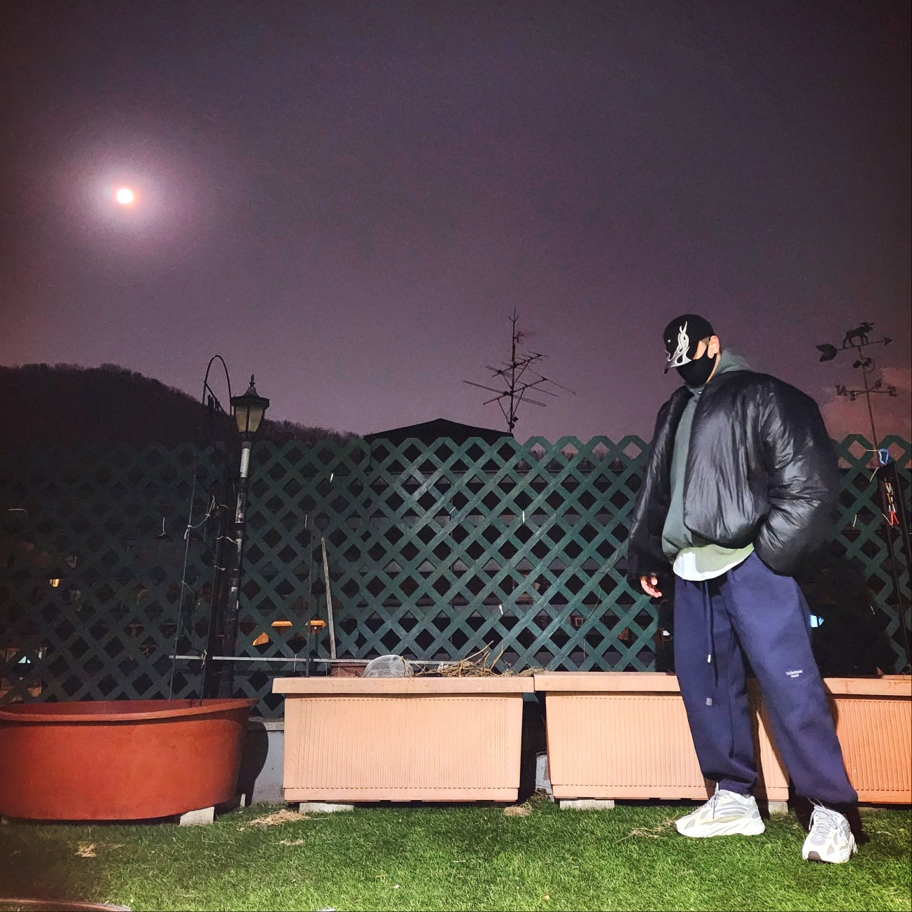 이지 갭 엔지니어드 바이 발렌시아가 플레임 캡 블랙, 이지 갭 엔지니어드 바이 발렌시아가 라운드 자켓 2 블랙 착용 스타일 - 1