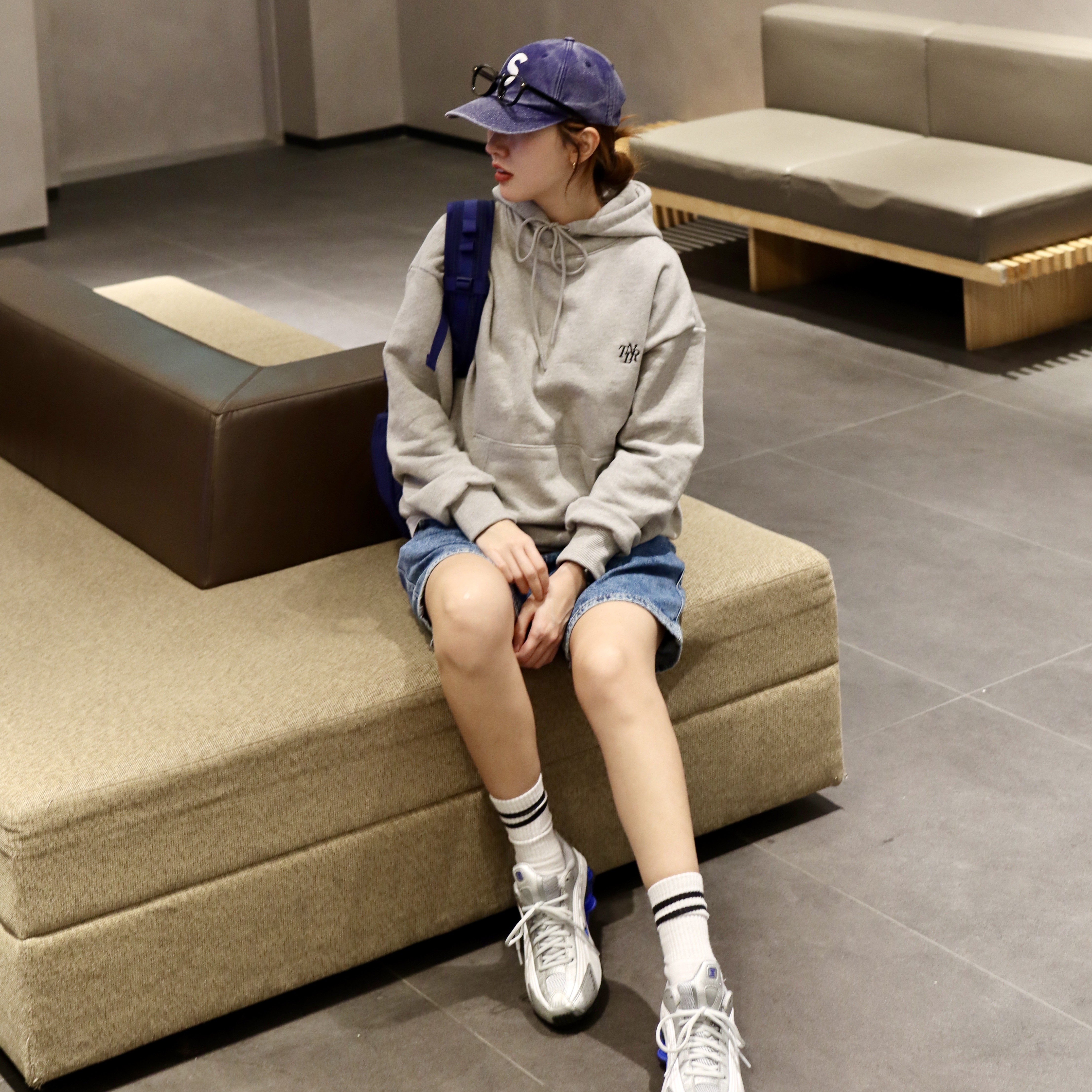 Supreme Pigment S Logo 6-Panel Navy - 24FW, Nike Shox R4 White Racer Blue 착용 스타일 - 1
