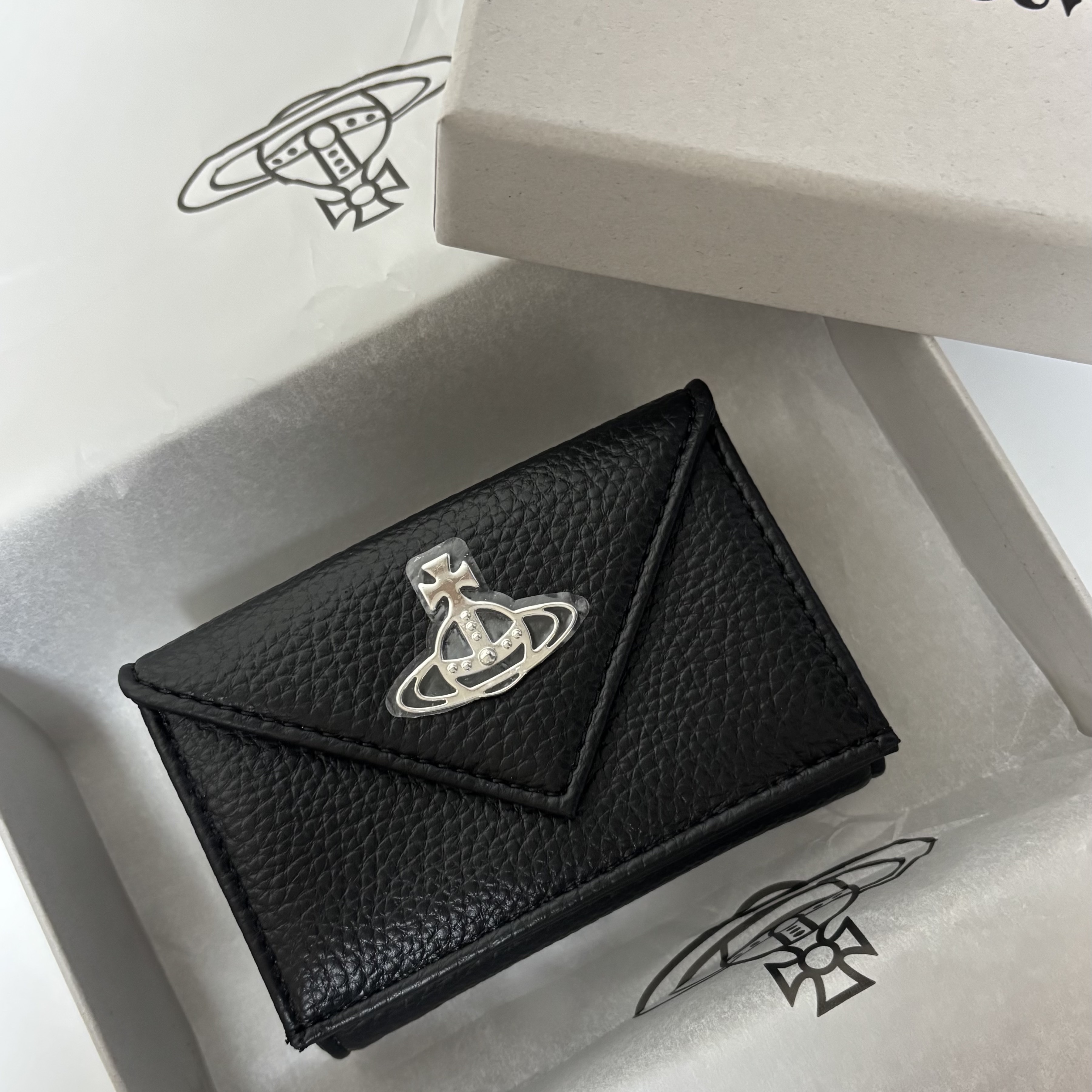 Vivienne Westwood Envelope Leather Bi-Fold Wallet Black 착용 스타일